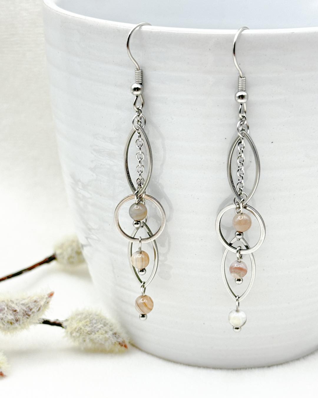 Nouvelle paire de boucle d’oreille en agate de Botswana
L’agate de Botswana aide à apaiser les émotions négatives comme l’anxiété, le stress, la tristesse pour retrouver de la joie dans la vie de tout les jours.
Avec elle vous pourriez ressentir un élan de motivation pour vous aider à trouver des solutions à vos problèmes à la place de les subir.
Ces boucles d’oreille sont disponible sur la boutique en ligne.
#lithothérapie #agatedebotswana #bouclesdoreilles #joiedevivre #bijouxnaturels #émotionspositives #motivationquotidienne #bienêtre
