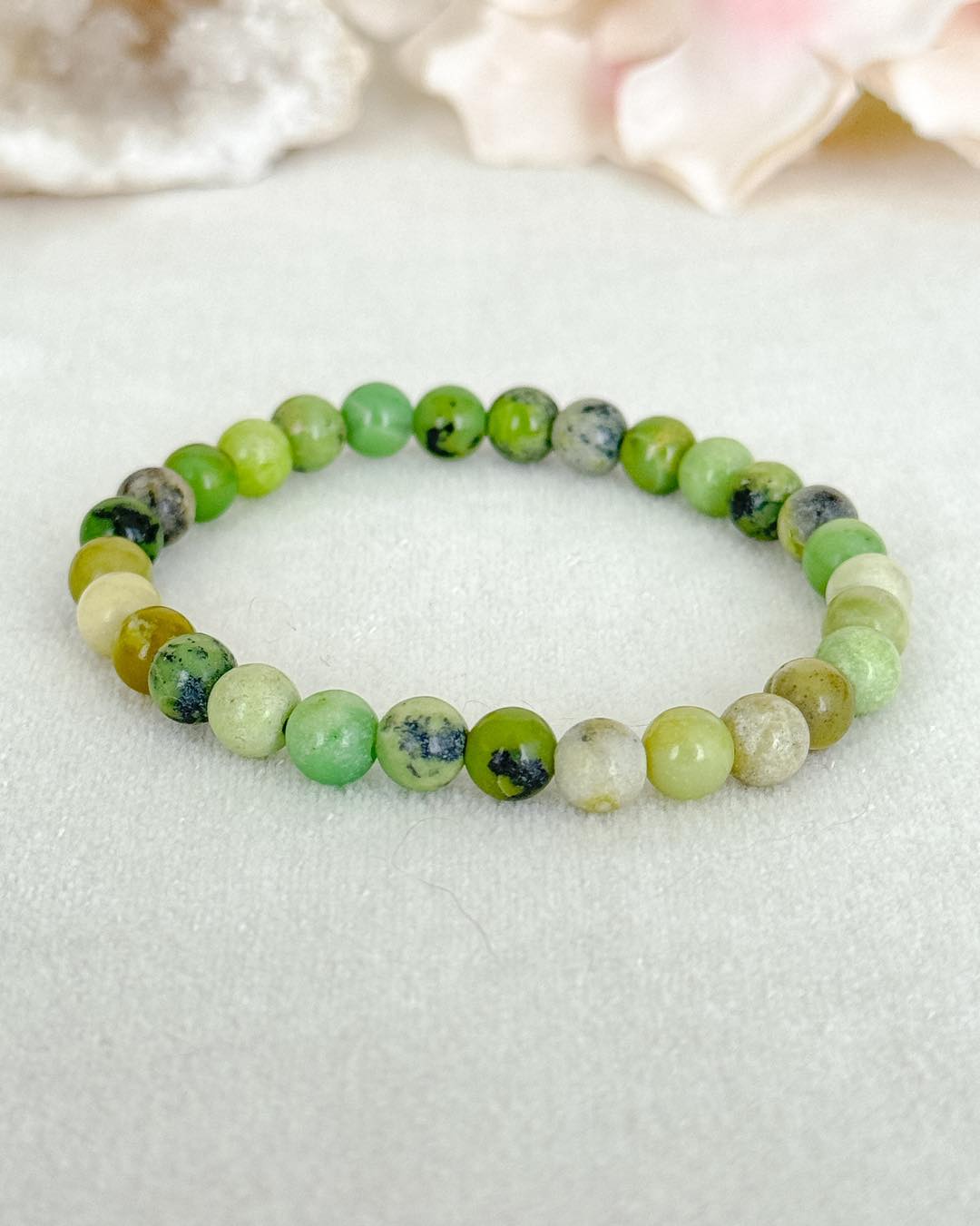 La Chrysoprase : une invitation à l'harmonie émotionnelle !
La Chrysoprase est associée au chakra du coeur, elle favorise l'équilibre émotionnel et libère les tensions accumulées. Elle aide à s'ouvrir aux autres, à dépasser les déception du passé et à calmer les sentiments de colère, de jalousie et d’envie.
Pour la petite touche de design humain
La chrysoprase peut être utile pour les Manifesteur, qui sont caractérisées par leur capacité à initier et ce qui est important pour eux, c’est d’informer leur entourage avant d’agir pour éviter tout malentendu et qu’ils puissent agir avec fluidité, cette pierre peut être un précieux atout pour équilibrer leur énergie, communiquer leurs intentions et les aider à se connecter à leur cœur afin de manifester leurs désirs avec intention et amour.
#chrysoprase #bienêtre #équilibreémotionnel #chakraducœur #manifesteur #designhumain #harmonie #guérisonémotionnelle #sérénité