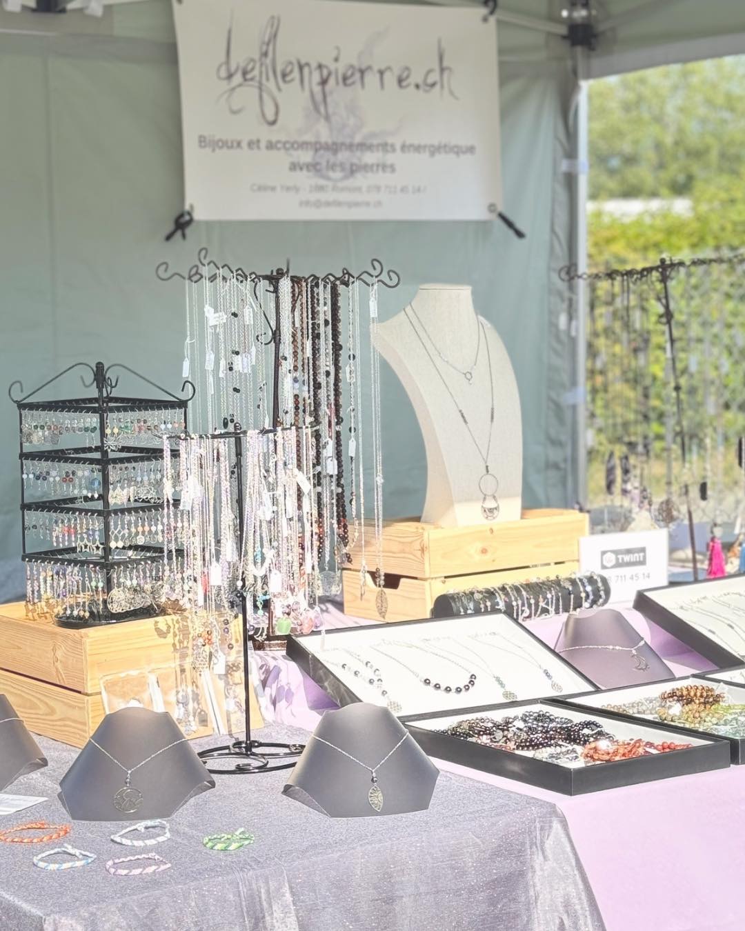 Merci à toutes les personnes venues me trouver hier à Portalban ! 🙏🏻
🥰 C’était une journée merveilleuse, accompagné d’une amie qui est venue découvrir l’univers des marchés.
🤩 Avec les étoiles dans les yeux de ma fille qui a déposé quelques bracelets brésiliens créer par elle sur mon stand.
Ce marché avait déjà un air de vacances avec la plage à côté, la chaleur, et les belles rencontres 🌴
Le prochain marché a lieu le 28 Septembre durant le 2eme Festimuco à Ecuvillens organisé par une association contre la Mucovisidose 😇💜
Je vous retrouve à partir du 19 Août pour continuer à vous partager ma passion pour la lithothérapie, les bijoux, le design humain, l’énergétique, et le développement personnel.