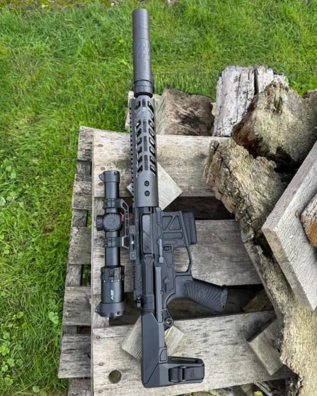 Did you know you can order our carbon fiber handguards in custom lengths? ππ₯
Shoutout to Carson for this sleek custom AR15 build featuring one of our precision - crafted custom length carbon fiber AR15 handguards with top rail.
Built to fit your exact needs - because we understand performance is personal.
π Need a custom length handguard that fits your build perfectly? Reach out today and letβs make it happen!
β‘οΈ info@smokecomposites.com
#smokecomposites #MadeinUSA #custombuilt #lightweight #carbonfiber #ultralight #AR15 #AR15build #Handguard
