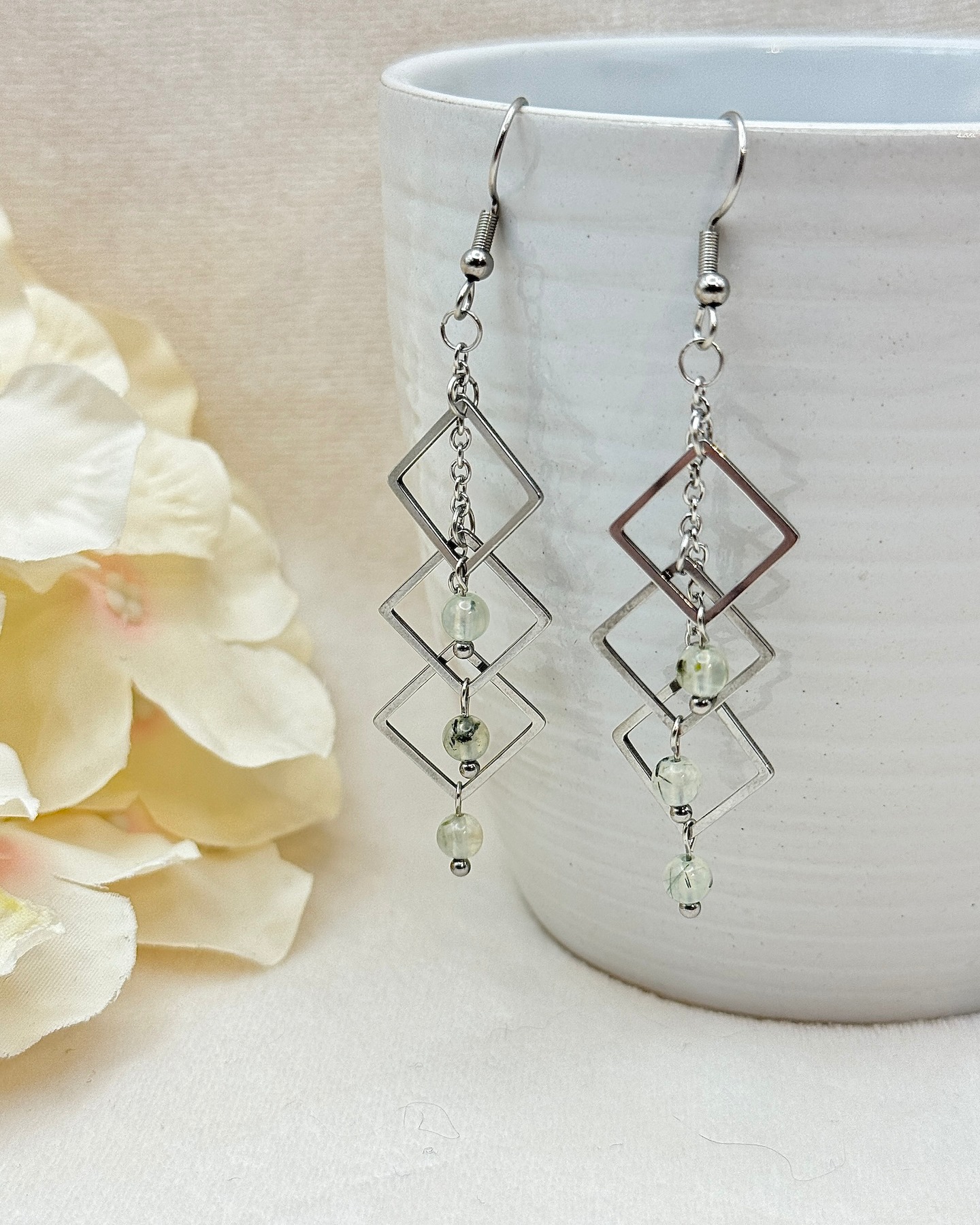 Prehnite
Voici de nouvelle boucle d'oreille en préhnite.
Elle aide à calmer l'esprit, à lutter contre les peurs et angoisses, aide à éloigner les mauvais rêves et à gérer la tristesse et les blocages émotionnels. Elle favorise un état d'esprit optimiste, aide à vivre le présent, et clarifie les idées, pour faciliter l'atteinte des objectifs et à s'accepter.
Si vous ne savez pas quelle pierre choisir, j'ai créer un accompagnement pour vous aider à définir vos besoins, comprendre ce qui bloque dans vos vie, avoir quelques astuces personnalisées pour améliorer votre bien-être et trouver les pierres adapté à vos besoins. Je vous propose également de laisser parler vos énergies pour vous avec le compagnon intuitif créer à l'intuition en me connectant à vos énergies. N'hésitez pas à me contacter pour en parler.
#lithotherapie #guérisonémotionnelle #épanouissement #chakracoeur
