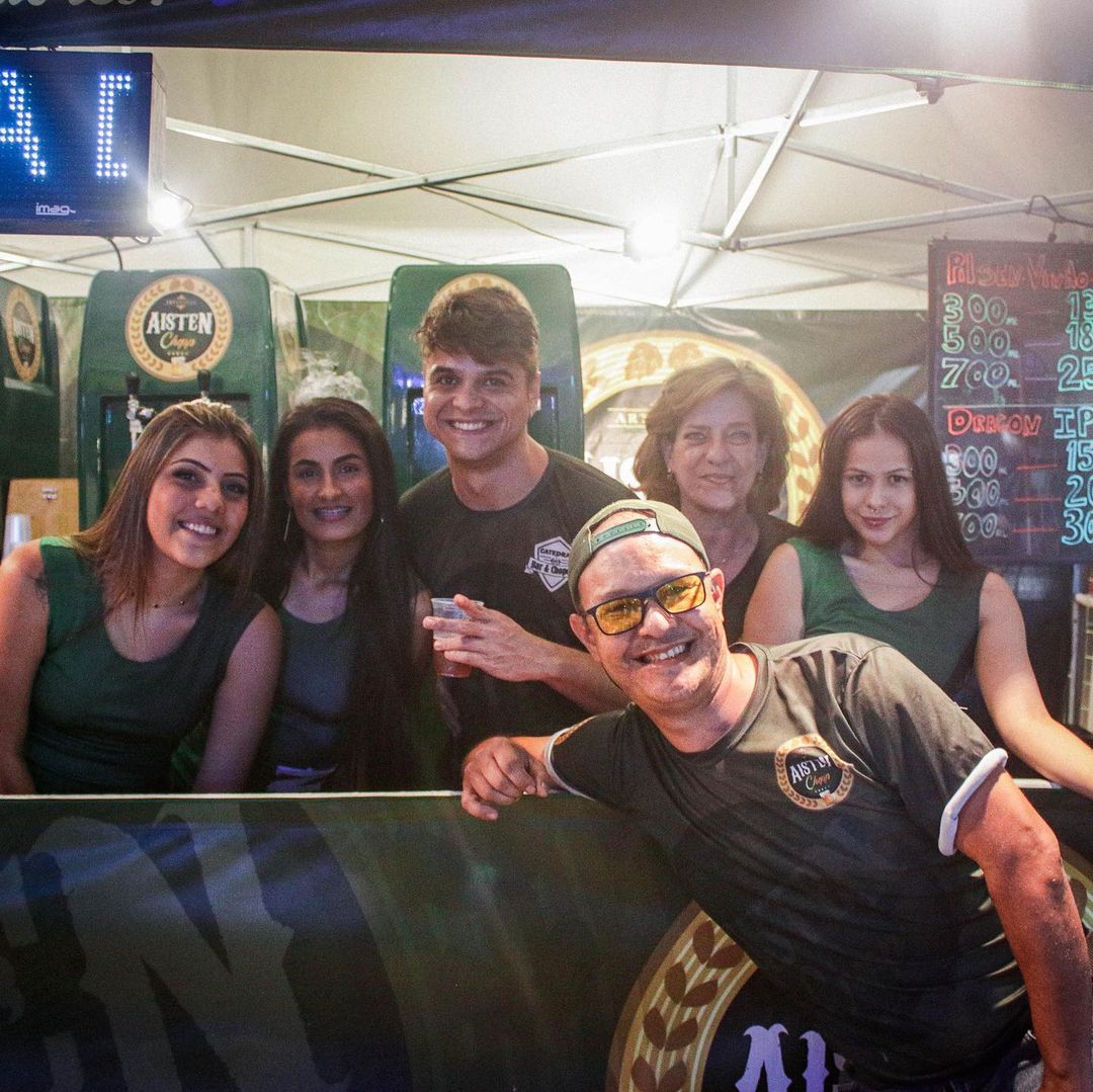 Vamos começar a semana relembrando a nossa presença no @festivaldacervejaoriginal, que rolou no @shoppingcidadesorocaba!
Um festival da cerveja como deve ser precisa ter Chopp Aisten!
Foto dos parceiros do @kamikazerock_oficial
#chopp #pilsen #ipa #newenglandipa #pilsner #choppaisten #choppdodia #brejadodia #choppartesanal #cervejaartesanal #cervejas #bebamelhor #cervejasespeciais