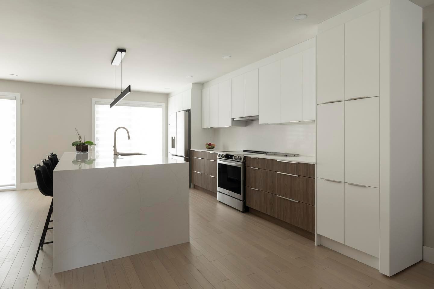 “Quelle transformation spectaculaire! 🤩 Ce rez-de-chaussée a complètement changé de visage : nouvelle cuisine moderne, céramique et planchers impeccables, et un grand coup d’éclat avec le retrait d’un mur porteur, remplacé par une poutre d’acier encastrée. Résultat? Un espace ouvert, lumineux et ultra-fonctionnel! 🔥 Une rénovation qui fait toute la différence. Bravo à notre équipe pour ce travail exceptionnel! 👏 #RénovationDeRêve #AvantAprès #TransformationMagistrale”
Merci plomberie_longpre malcoelectrique et toute l’équipe de Construction M Dubé Inc.