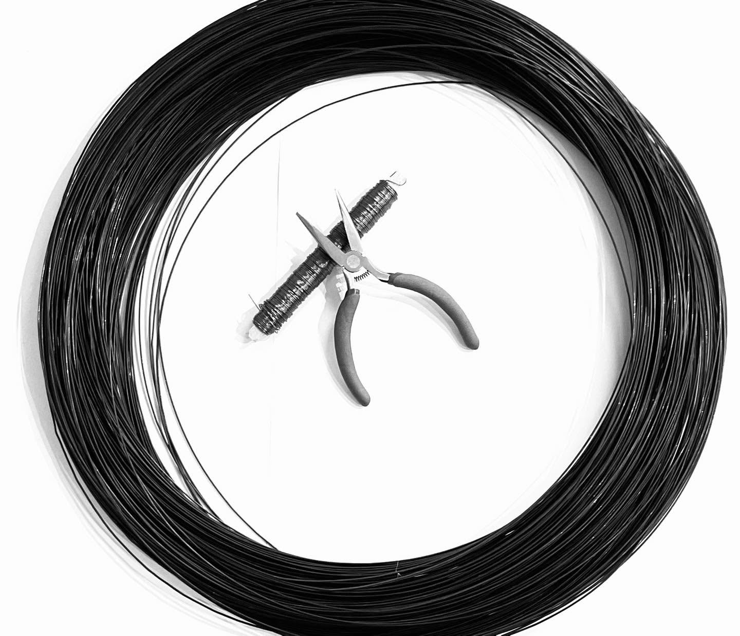 Qu’est-ce-que c’est le fil de fer recuit ?
Le fil de fer recuit est un fil d’acier qui a subi une cuisson supplémentaire dans le but d’être assoupli.
Son principal usage est pour la maçonnerie et l’agriculture.
Il en existe différents diamètres, mais pour mes créations, j’utilise les diamètres de 0,35 mm à 2,5 mm.
Le fil de fer recuit est corrosif, il rouille facilement au contact de l’humidité.
On peut le traiter avec un anti-rouille, si on désire qu’il conserve sa joli couleur grise ou noir.
Son aspect et sa couleur évoluent avec le temps; le fil vit !