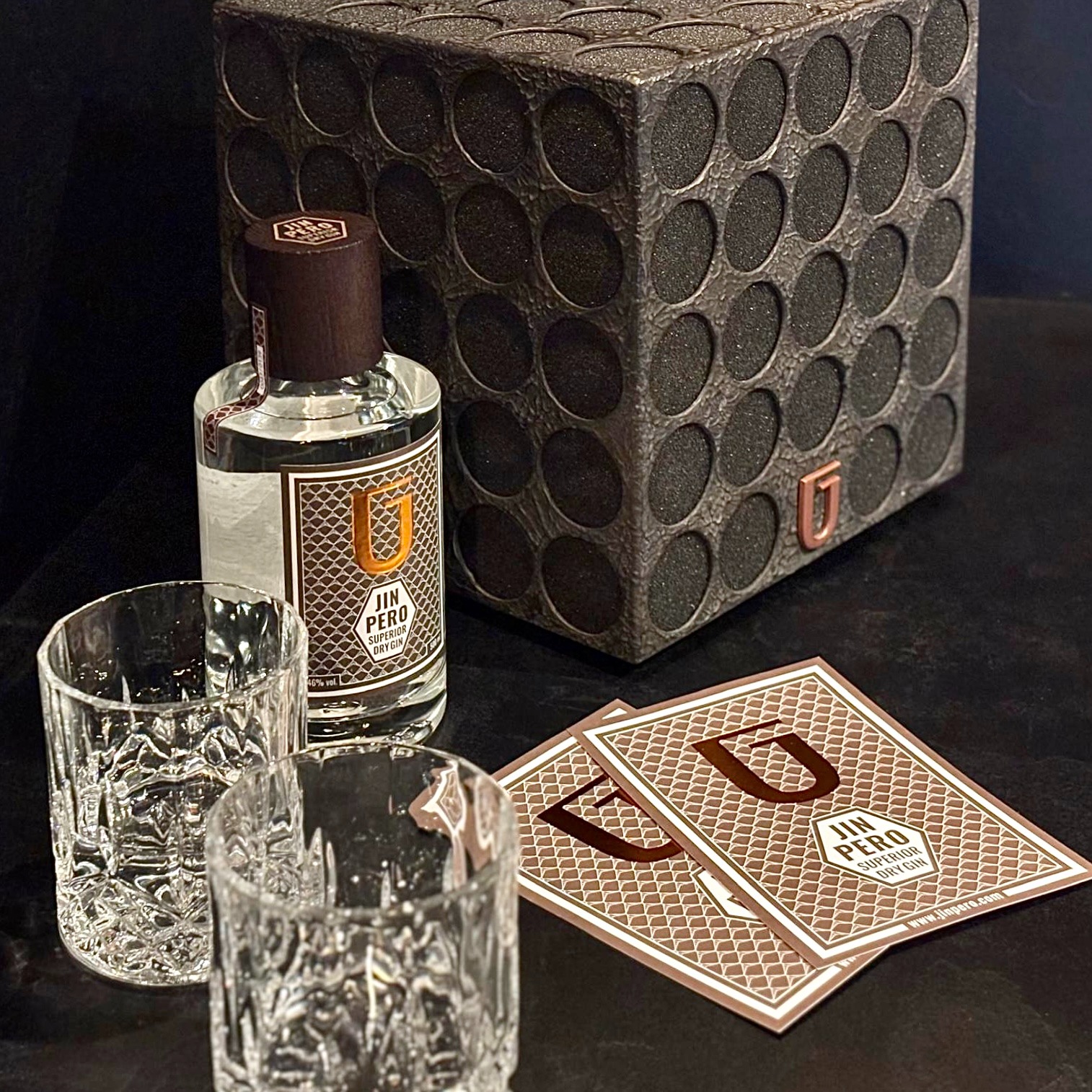 Klang zum Sehen. Design zum Schmecken.
In Zusammenarbeit mit @jinpero_gin, dem Hersteller des goldgekrönten Premium-Gins, ist etwas ganz Besonderes entstanden. Gemeinsam mit @die_veredler_schweiz wurde unser POET Zero Lautsprecher neu interpretiert. Ein Statement aus Klang, Design und Geschmack. Wo edler Genuss auf exzellente Akustik trifft, entsteht wahre Raffinesse.
Der POET Zero begleitet die exklusiven JINPERO-Events mit stilvollem Auftritt und eindrucksvollem Klang – für unvergessliche Genussmomente.
#poetaudio #jinpero_gin #DieVeredler #Klangadel #LuxurySound #SuaveTaste #architekturelektronik #audioexclusiv #innenarchitektur #design #poetaudioschweiz