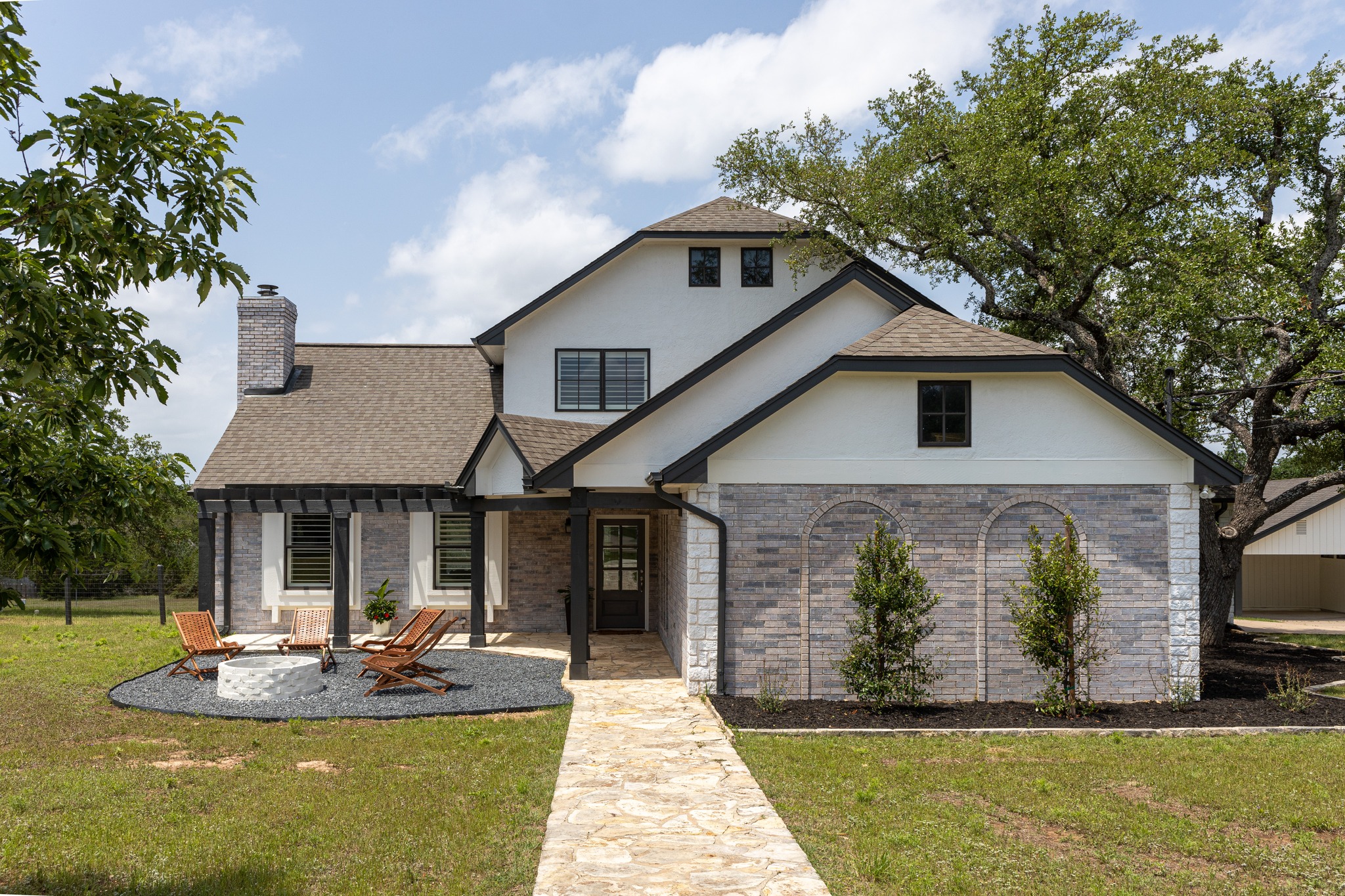 Home photography out in Dripping Springs, capturing a stunning remodel by the rockstars at beecavebuilders! 🏡✨ Always a pleasure working with such talented people. 📸
#DrippingSprings #HomePhotography #BeeCaveBuilders #RemodelMagic #AustinHomes #ATXPhotographer #DesignAndBuild #DreamHomes