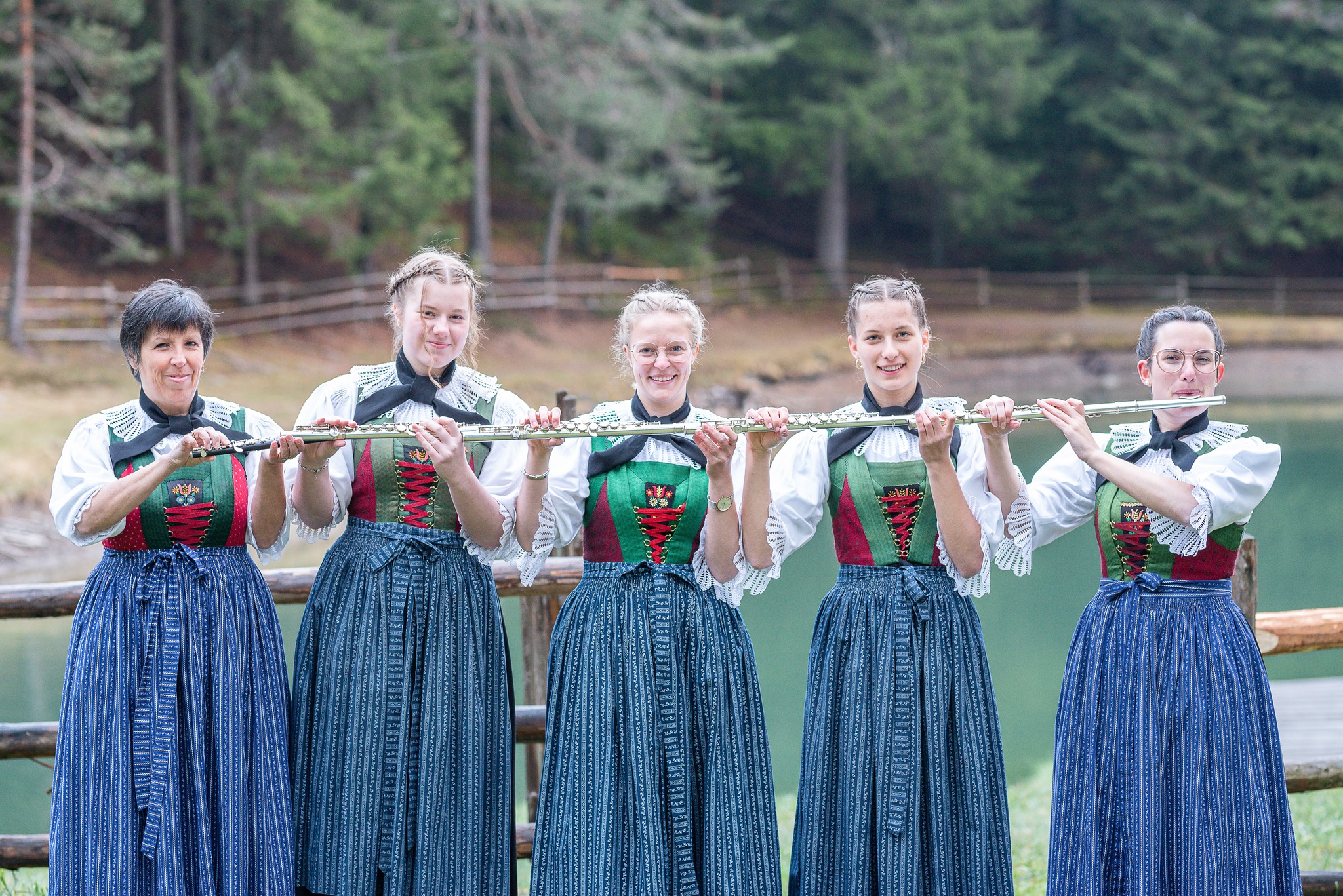 UNSERE REGISTER
NOVEMBER
Querflöten - schrill, lustig und brav.😇
•
Elke Perathoner, Carolin Knottner, Daniela Baumgartner, Maja Ploner, Daniela Kompatscher
•
Ba die heachsten Töne fühlen sich insre Flöten am wohlsten und a mir kennen lei "in den höchsten Tönen" va ihmenen reden. 😇 Meistens vollzählig, zuverlässig und nie zu schod ihren Kommentar dorzua zugeben, dominieren die Flöte die erste Reihe. A in Kapellmeister hom sie oft in dor orbet. Also schrill, lustig und brav?? Finde den Fehler!😜
•
#mklajen #200jahremklajen #mklajen2024