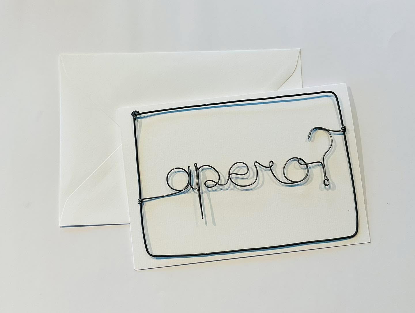 Carte de vœux en fil de fer recuit
« Apéro ? »
Format: 13 x 18 cm
Prix: fr. 23.-
🌱 Disponible
📞 Infos et commande en message privé