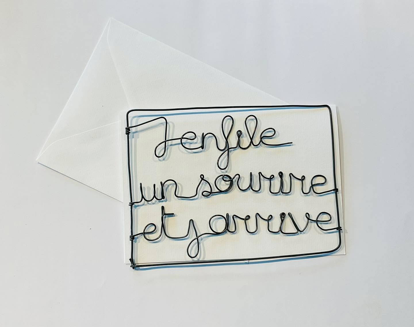 Carte de vœux en fil de fer recuit
« J’enfile un sourire et j’arrive »
Format : 13 x 18 cm
Prix: fr. 26.-
🌱Disponible
📞Infos et commande en message privé