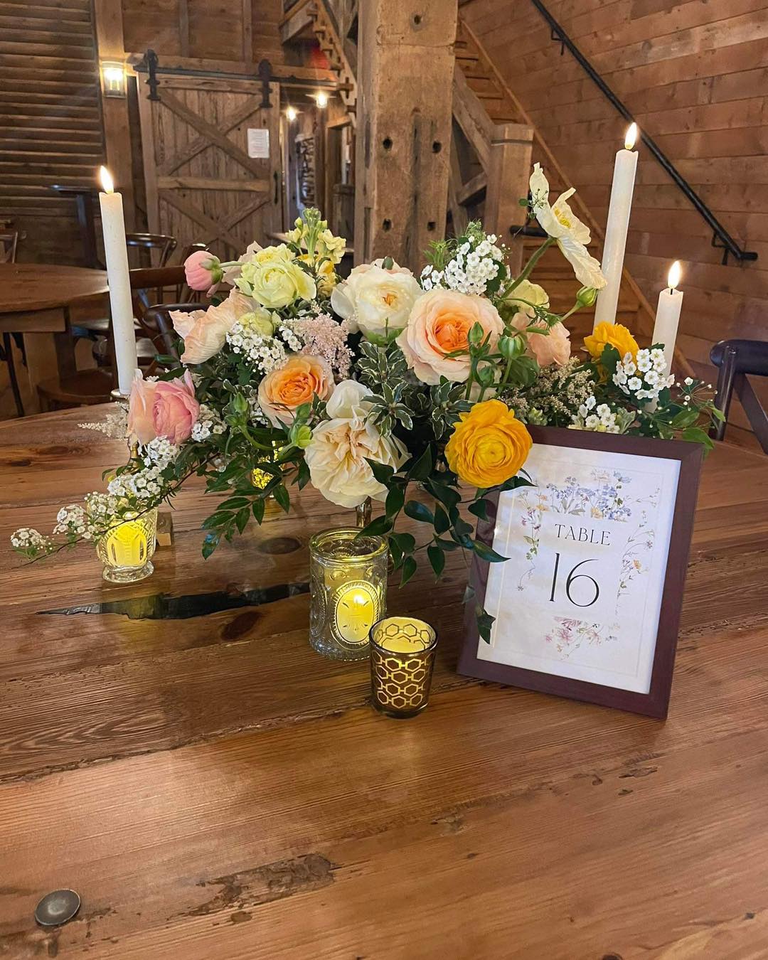 Who’s looking forward to spring? Can’t wait to be designing beautiful spring blooms again! 😍