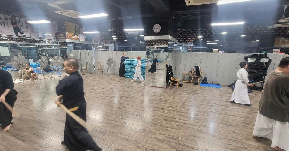 ⛩ 🏯The Legendary Art of Shinto Muso Ryu Jodo 🏯 ⛩
⛩ Muso Ryu Jodo, founded in the early 1600s by Muso Gonnosuke, is a traditional Japanese martial art using the jo (wooden staff). According to legend, Gonnosuke was the only warrior to defeat Miyamoto Musashi! After losing to Musashi’s two-sword technique, he meditated and developed the jo style. When they fought again, he emerged victorious.
⛩ Shinto Muso Ryu has influenced modern Japanese police techniques and is still practiced worldwide today. Have you ever seen Jodo in action? Share your thoughts below! 👇
Polski 🇵🇱:
Shinto Muso Ryu Jodo to japońska sztuka walki stworzona na początku XVII wieku przez Muso Gonnosuke. Według legendy był on jedynym wojownikiem, który pokonał Miyamoto Musashiego! Po porażce z jego techniką dwóch mieczy Gonnosuke opracował styl walki jo i tym razem wygrał.
Shinto Muso Ryu miało wpływ na współczesne techniki policyjne i do dziś jest praktykowane na całym świecie. Czy widziałeś Jodo na żywo? Podziel się w komentarzu! 👇
Tiếng Việt 🇻🇳:
Shinto Muso Ryu Jodo là môn võ Nhật Bản do Muso Gonnosuke sáng lập vào đầu thế kỷ 17. Theo truyền thuyết, ông là người duy nhất đánh bại Miyamoto Musashi! Sau khi thất bại, ông thiền định và phát triển phong cách dùng gậy jo, rồi chiến thắng Musashi trong lần tái đấu.
Jodo vẫn được luyện tập trên toàn thế giới và có ảnh hưởng đến kỹ thuật cảnh sát Nhật Bản. Bạn đã từng xem Jodo chưa? Hãy chia sẻ cảm nhận của bạn! 👇
#budo #bushido #jodo #martialarts #japanesemartialarts #hanoi #vietnam #iaido