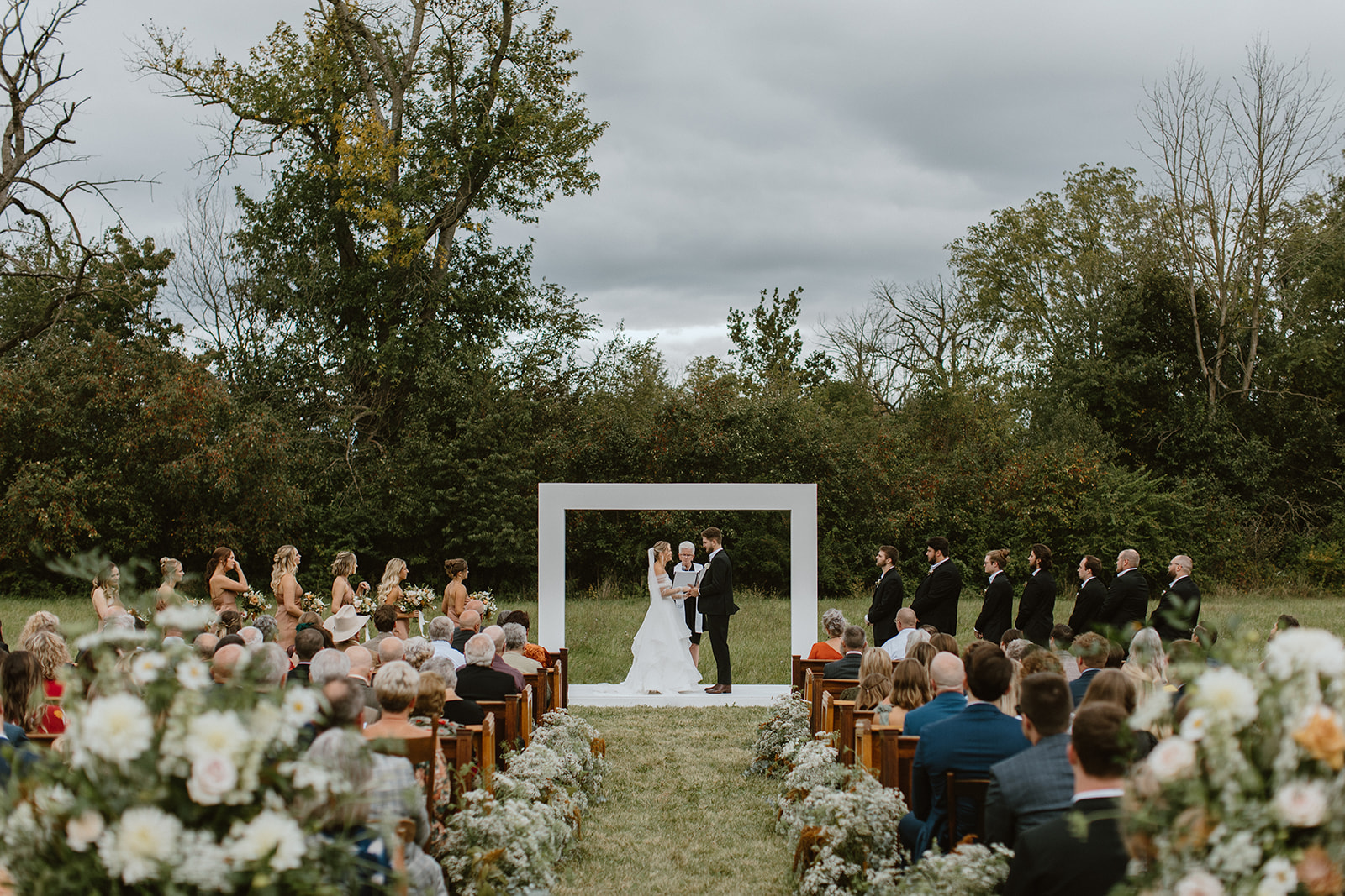 Definitely in the category of 'I can't even' with how gorgeous this ceremony location was!
@aubreyelizabeth.photo
