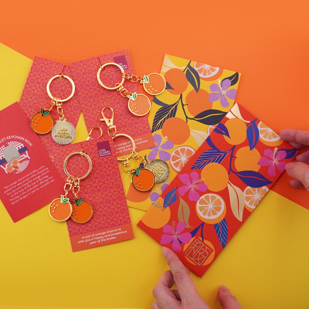 2025 | Lion Global Investors
As one of Singapore’s leading asset management companies, Lion Global Investors knows the value of meaningful gifting. 🌟
To celebrate the season, we have designed a matching gift set, from vibrant red packets to a reversible pouches for oranges, and a cute trolley-coin keychain. Each element was thoughtfully tied together with a custom belly band to complete the look. The result? A fully cohesive (and super fun) festive set that is practical and playful.
For brands that invest in thoughtful touches, the details make all the difference.
✨ Want a custom set that goes beyond red packets? Let us create something bold together.
#redpackets #redpacket #redpockets #angpao #angpow #laisee #hongbao #红包 #利是 #利是封 #CorporateGifts #CustomPrinting #ChineseNewYear #RedPacketDesign #CNYCorporate