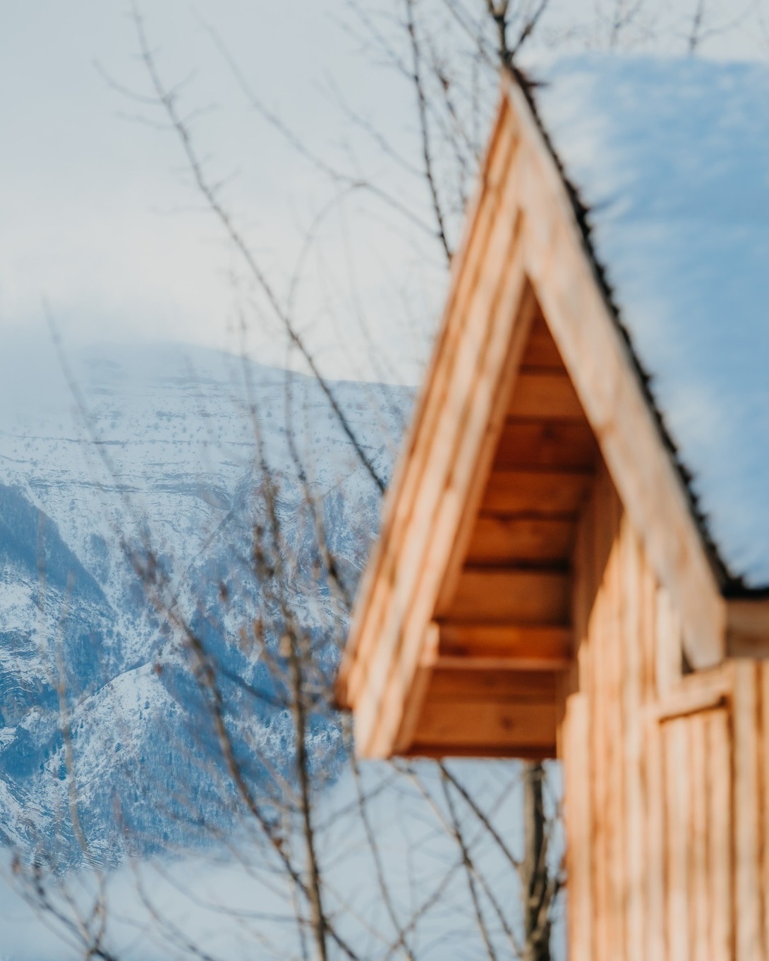 La neige est revenue ❄️ Profitez-en pour venir ce week-end ou tout au long du mois de mars pour une session de ski et soirée au coin du feu ! Les stations sont encore ouvertes près de Gap. La première se situe à moins de 30 minutes du centre-ville !
On en profite également pour vous dire qu'il y a -20% sur vos séjours en gîtes à la ferme, tout le mois de mars !! Gîte côté cour, côté Charance ou côté Jardin, c'est vous qui choisissez celui qui vous conviendra le mieux. 🌿
Réservez en cliquant directement ici : https://via.eviivo.com/fr-FR/dauphine ou en allant sur notre site internet ! (lien en bio)
@orcieresmerlette @ancellestation @lesorres @ledevoluy @reallon_ski
