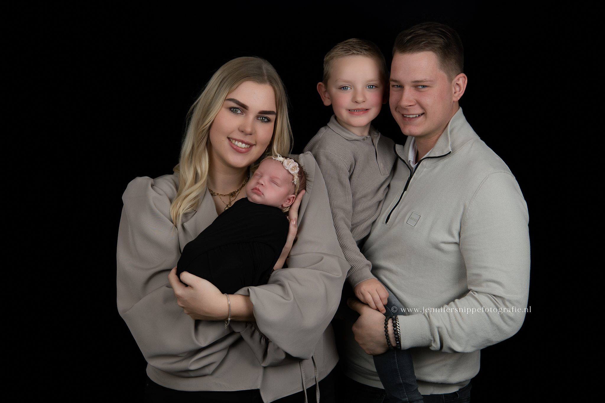 Wist je dat we een geposeerde newbornshoot altijd tussen de 8 en 21 dagen na geboorte plannen?
Dit doen we omdat een baby dan nog lekker veel slaapt en makkelijk in positie gelegd kan worden. (Dag 8-14 zijn hierbij het meest ideaal).
Omdat de shoot al snel na de bevalling plaats zal vinden is het belangrijk om optijd te boeken. Zo weet je zeker dat wij altijd een plekje in onze agenda hebben voor jouw newborn shoot.
Wij raden aan om de newbornshoot al rond de 20e week van je zwangerschap te boeken maar eerder mag natuurlijk altijd.
Meer informatie over jouw newbornshoot is te vinden via onderstaande link
https://www.jennifersnippefotografie.nl/newbornshoot