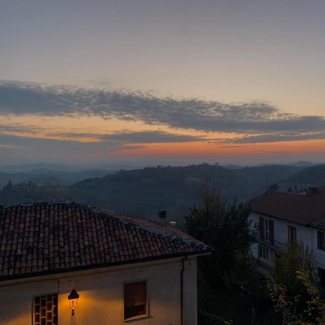 Sunset views 🍇
•
•
•
#italy #italien #castellodivaglio #piedmont #piemonte #asti #sunset