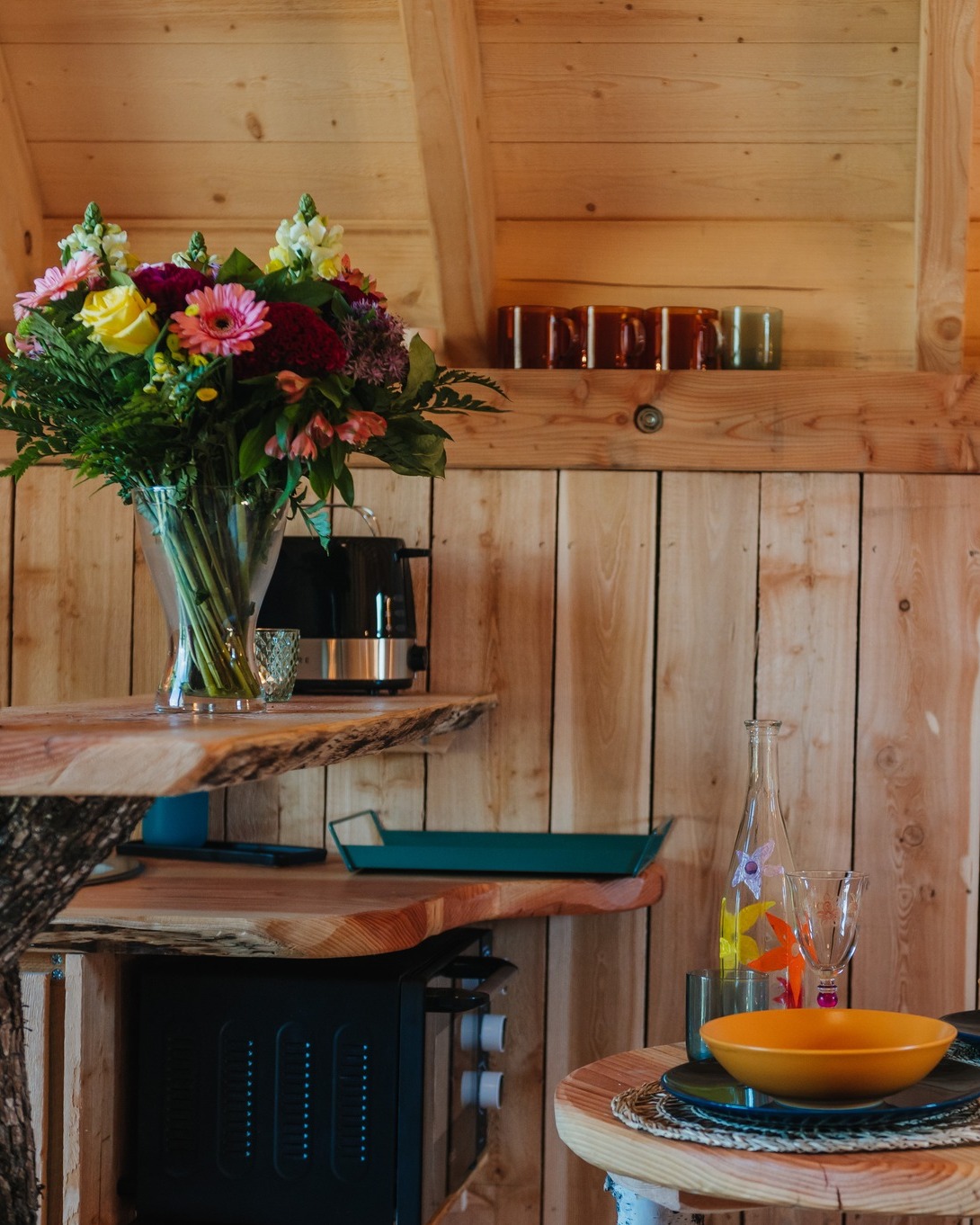 Un peu de couleur dans tous nos intérieurs ✨🌸 En cabane ou dans nos gîtes à la ferme, chaque espace a sa particularité et son ambiance. On aime chiner, mixer les styles et surtout, on aime ce qui est pep's !
Découvrez tous nos hébergements sur www.cabanesdudauphine.fr.
#cabanesdudauphine #villedegap #gapmaville #myhautesalpes #gitesalaferme