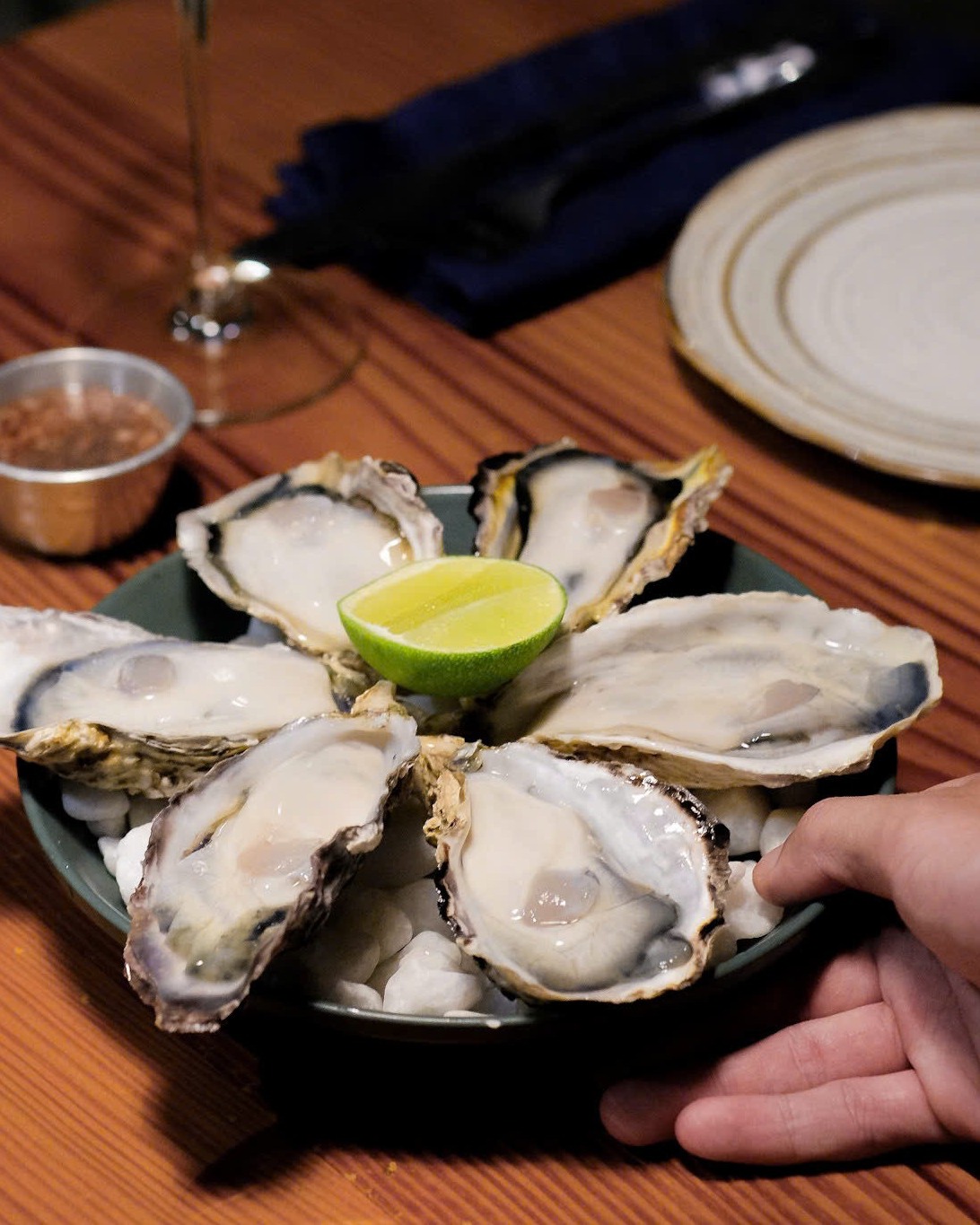 Tươi ngọt, mặn mòi vị biển – chỉ cần thêm một chút chanh là đủ trọn vẹn. Hàu sống trên đá, món quà giản dị từ đại dương.
____
Fresh, briny, and just a squeeze of lime away. Oysters on ice – simple pleasures from the sea.
𝗦𝗔𝗜𝗚𝗢𝗡𝗘𝗦𝗘 𝗘𝗔𝗧𝗘𝗥𝗬
129A Trần Hưng Đạo, Dương Đông, Phú Quốc
Tel 0938059650
#SaigoneseEatery #seafood #WineAndDine #phuquoc #Oysters