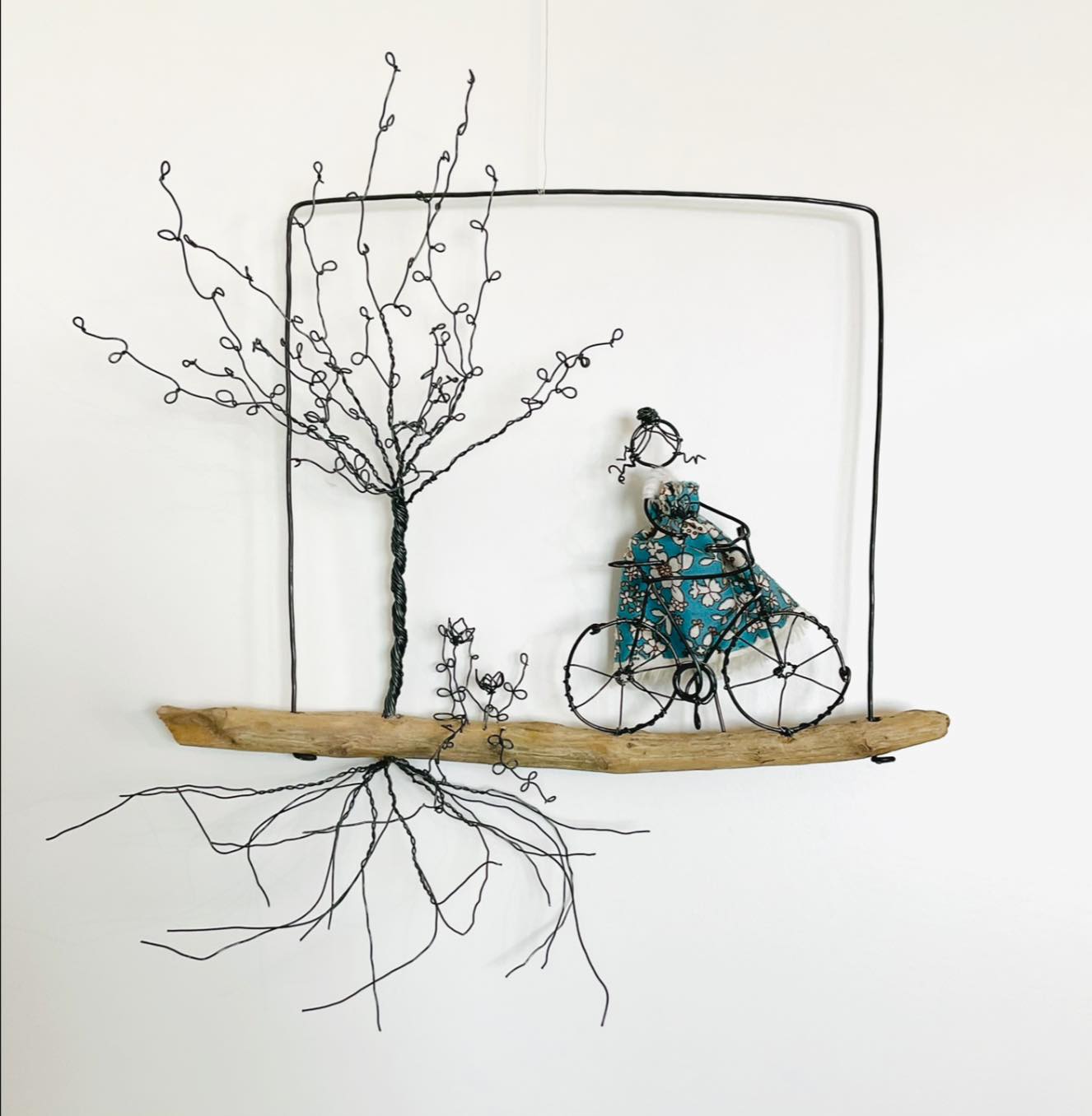 La Fille à vélo
Réalisé en fil de fer recuit
Cadre 20x20 cm
À trouver à mon atelier ou dans ma boutique en ligne
#creationsfildefer #artfildefer #gruyereregion #fribourgregion