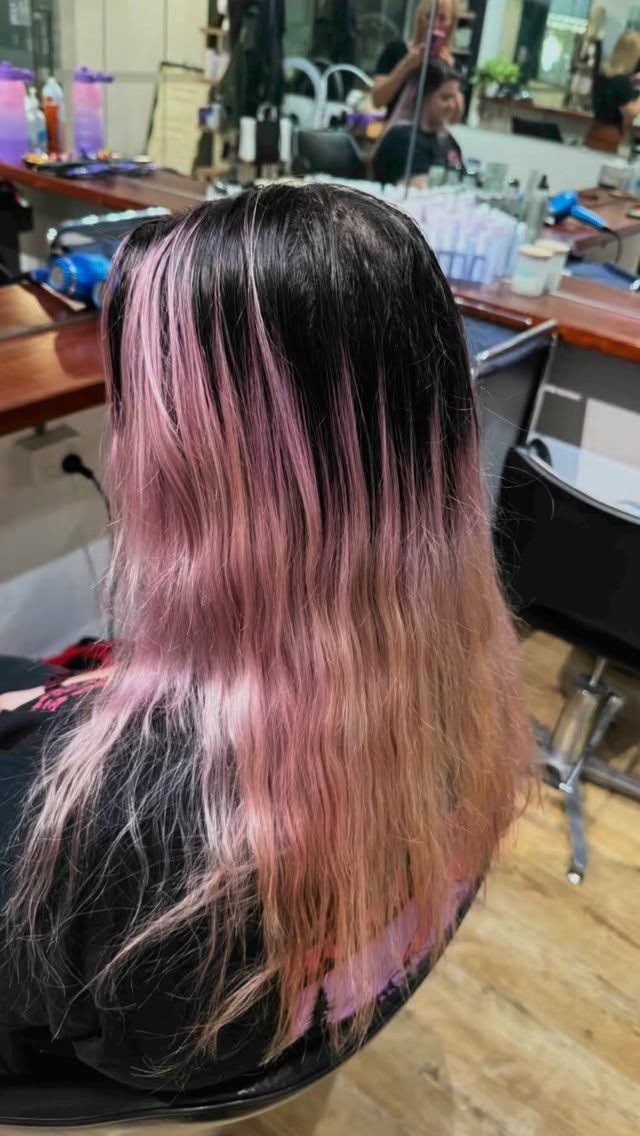 @madeleine_gil back in the chair, headed for a beautifully bold look. Full head of baby lights, staggered roots for a natural regrowth, completed with @goldwellanz #elumen to return to her vibrant pink and purple colors
