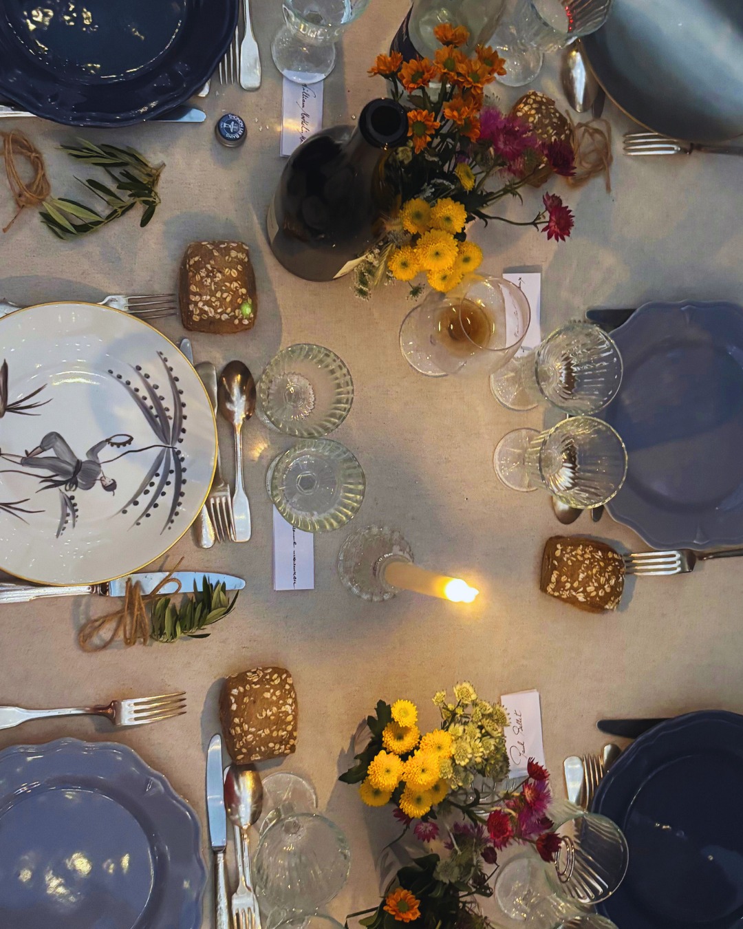 La Magie en Coulisses
Avec la Spatule, nous orchestrons chaque détail : mise en place, préparation, service et coordination. Tout est pensé pour une exécution sans faille.
Ici la sublime vaisselle en porcelaine, peint à la main, de @mariedaage lors d'un dîner à Roquebrune.
dîner privé - chef à domicile