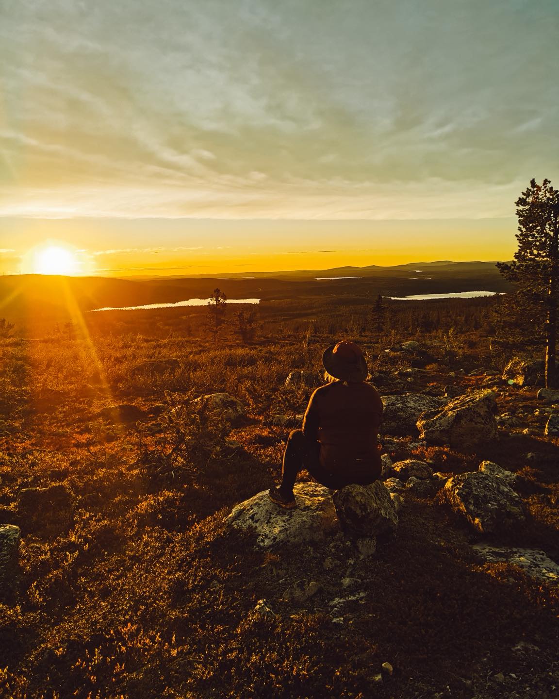 Yöllä ei tullut kiire.
Aurinko pysyi taivaalla ja varjot venyivät loivina polun ylle.
Metsä oli hiljaa, mutta ei pimeä. Vain rauhassa.
Ylitettiin pieni kuru, käytiin kurkkaamassa tunturin laelta – ei mitään suurta, mutta juuri tarpeeksi.
Kesän yöt täällä kestävät.
Ja juuri siksi ne ovat paras aika lähteä liikkeelle.
Hyvää juhannusta! ☀️
🇬🇧 There was no rush that night.
The sun stayed up, and the shadows stretched gently across the trail.
The forest was quiet, but not dark. Just still.
We crossed a small ravine, climbed to the top of the fell – nothing grand, but just enough.
Summer nights last here.
And that’s exactly why they’re the best time to head out.
📍 Äkäslompolo – Ylläs
🔗 sisuoutdoor.com
#sisuoutdoor #vaellus #yöttömyö #ylläksellä #kesä2025 #lapinluonto #retkelle #tunturi #hiljaisuus #visitylläs #juhannus #midsummer #midsummernightsdream