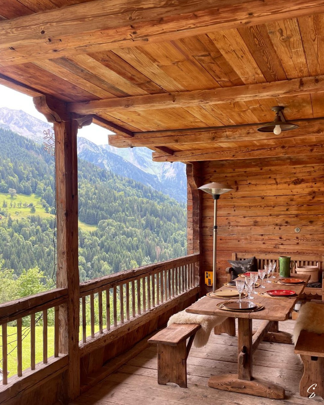 Moment suspendu au sommet.
Une table dressée en famille, un chef en cuisine, la montagne en toile de fond,
et l’essentiel : être ensemble.
Votre expérience partout en France avec la Spatule.
-
Dîner privé - chef à domicile