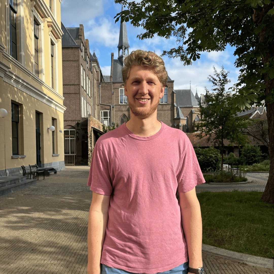 Even voorstellen: Dit is @lex_van_wieren
Een van de halvefinalisten van het 39e Groninger Studenten Cabaret Festival. Lex zegt: kijk naar de ander. Alleen is hij daar zelf in zijn eentje nogal druk mee bezig, met wisselend resultaat. De sociale media die hij ooit afzwoer, staan inmiddels weer op zijn telefoon. Zo kijkt hij steeds minder om zich heen en steeds vaker naar zijn scherm, op zoek naar geluk en succes. Vergelijk je jezelf maar met de juiste mensen, en het lijkt allemaal best aardig te gaan.
Lex van Wieren maakt scherp, actueel en maatschappelijk geëngageerd cabaret. In 2021 studeerde hij af aan de Koningstheateracademie in Den Bosch en hij stond al in de finale van het Griffioen/de Stoep Cabaretfestival en het Tilburgs Cabaret Festival.
https://www.lexvanwieren.com
#gscf #Kleinkunst #GipaKunsthal #cabaret #cabaretshow #cabaret #cabaretier #cabarete #Cabaret2025 #panningen #panningencentrum