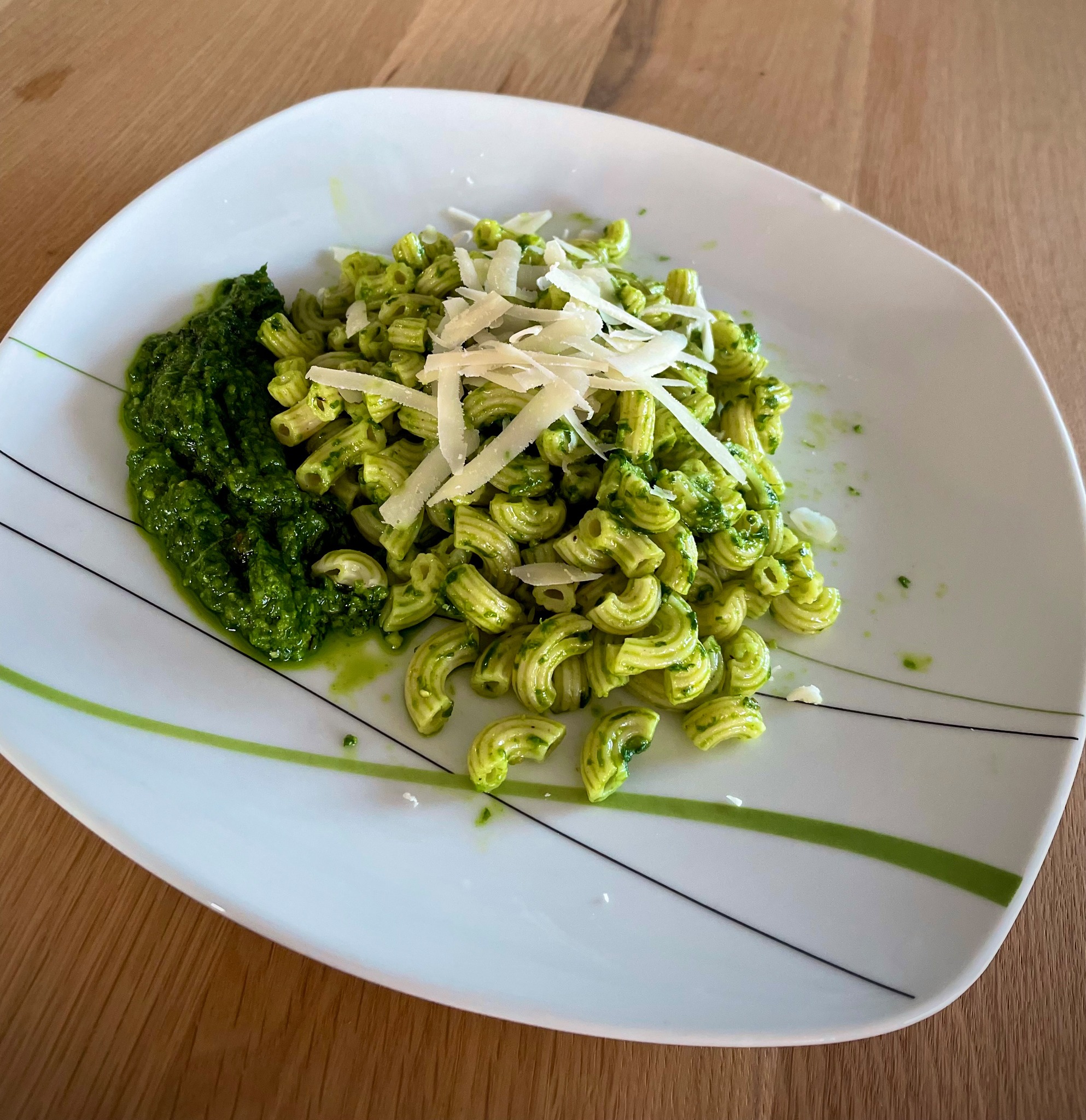 Pesto - Allerlei aus dem heimischen Garten
Je nach Jahreszeit lässt sich aus einer Reihe an Kräutern aus dem Garten leckeres Pesto zaubern und als Vorrat einfrieren.
Bärlauch - Maggikraut (Liebstöckel) - Petersilie - Rucola - Basilikum
Der Begriff „Pesto“ kommt vom italienischen „pestare“, was so viel wie „zerstampfen“ heißt.
👉 Das Rezept findet ihr auf unserer Homepage (Link in Bio). Lasst es euch schmecken 😋
#lecker #pesto #Berge #Seen #wandern #natur #essen #gipfelglückundnaturgenuss #bergliebe #sonnesatt #loveit #landschaft #sunisshining
☝️ Tipp: Unsere Homepage lässt sich auch wunderbar auf dem Handy lesen. Kostenlos und ohne Anmeldung
✨ Entdeckt die Schönheit der Natur und den Geschmack eurer Heimat