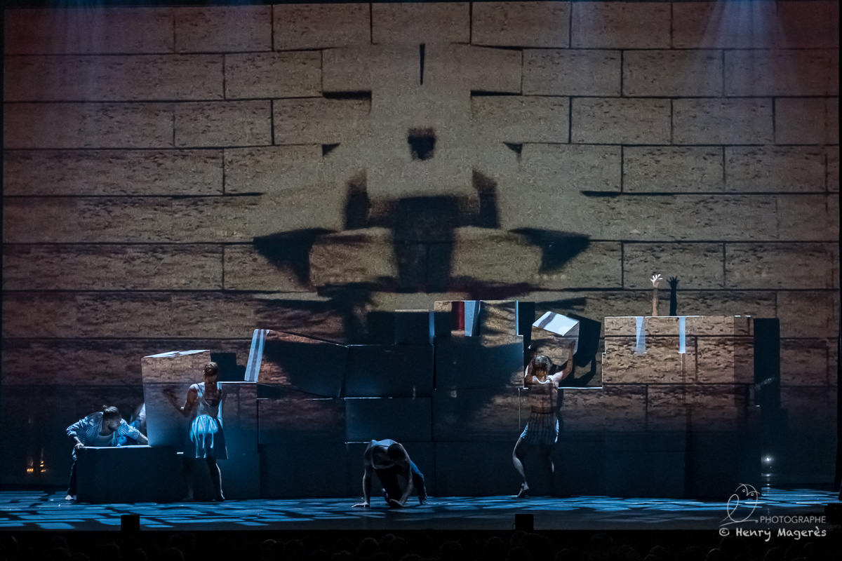 The Wall – A Rock Opera merges Pink Floyd’s legendary music with raw physicality, immersive visuals, and contemporary dance.
What was once an album becomes a living, breathing experience, a rebellion in motion, a scream for identity.
This isn’t nostalgia.
It’s a theatrical revolution.