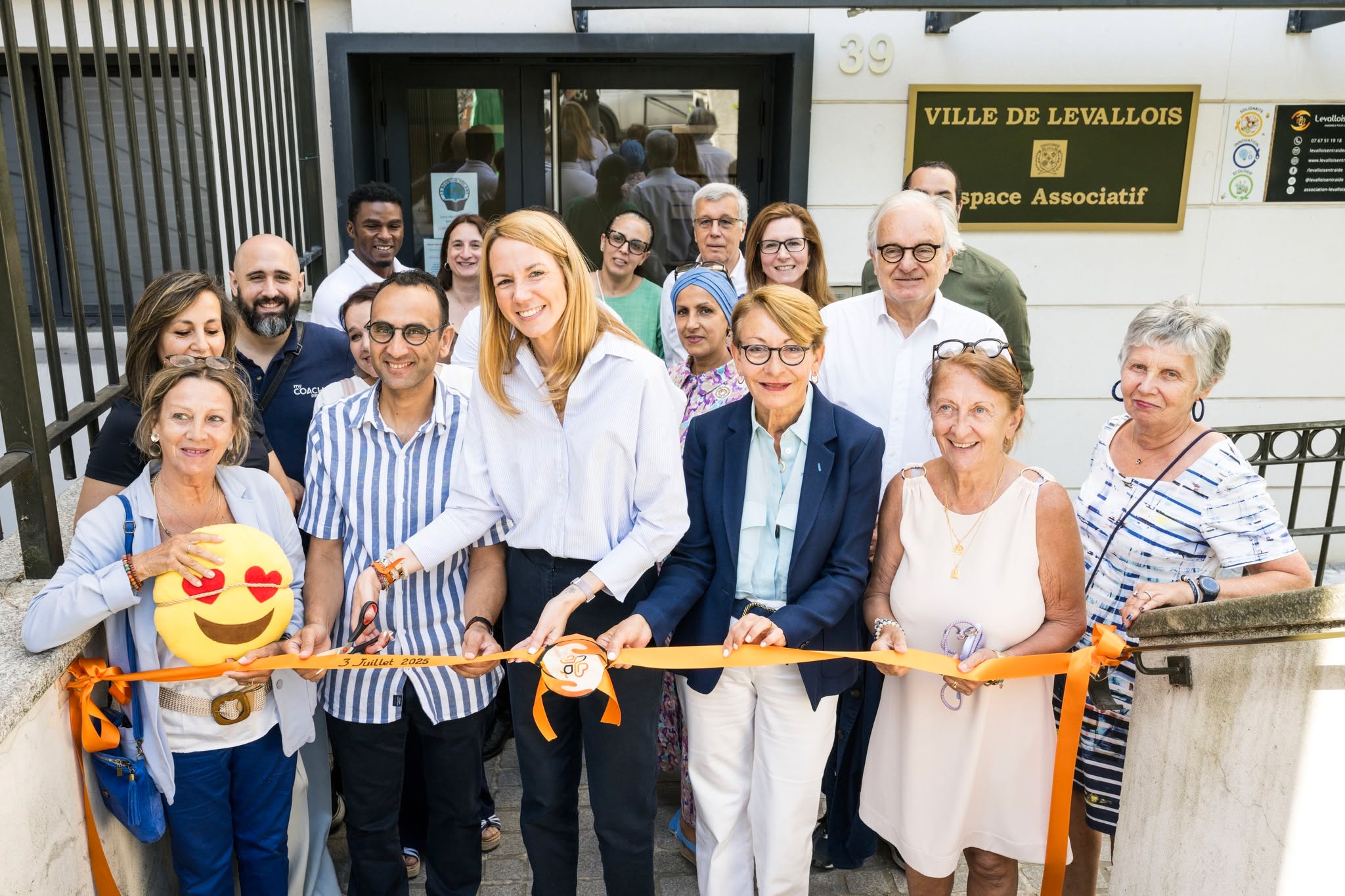 🎉 Ce 3 juillet, nous avons inauguré bien plus qu’un local : nous avons ouvert un lieu de vie, d’entraide et de sourires ! 🎉
Nous avons eu la joie d’inaugurer notre nouveau local, mis à disposition par notre @villelevallois 💙
Un grand MERCI à Madame le Maire @agnes_pottier_dumas ainsi qu’aux élues @sdeschiens , @isabelle.coville et @rouchonmartine pour leur présence et leur soutien fidèles💫
Merci également à nos partenaires présents :
👉 @rotary_levallois
👉 @spiritentreprises
👉 @kangouroukids_levallois
👉 @bnpparibas_pf
👉 @matthieudero
👉 @mycoachginkgo
… et à toutes celles et ceux qui nous accompagnent dans cette belle aventure solidaire
Ce nouveau lieu, c’est un peu notre maison solidaire : un espace d’accueil, de partage, d’entraide... et de bonne humeur 🧡
On a hâte d’y écrire la suite ... avec vous !
📍 Rendez-vous désormais au 39 rue Deguingand
#levalloisentraide #MaisonSolidaire #VilleDeLevallois #RotaryClub #SpiritImmobilier #BNPParibas #KangourouKids #Inauguration #Solidarité #NouvelleAventure
