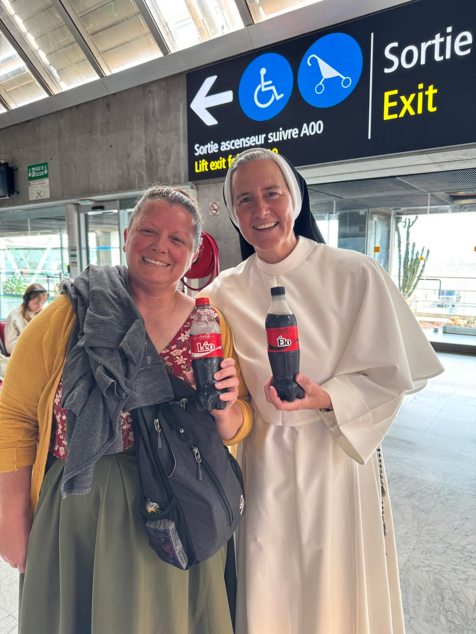 When flying to Rome… you drink a Pope Coke! Sister Mary Rachel said you have to unscramble her Coke name. 😂 However, Elo in French means CHOSEN. 💛🤍
Eversince the named Cokes have returned, I have made it a thing to pray for the person named on my Coke. It started with my niece Haley on her birthday and so many Cokes (and people) later I am praying for Pope Leo as I enter the Holy City. 🖤🤍