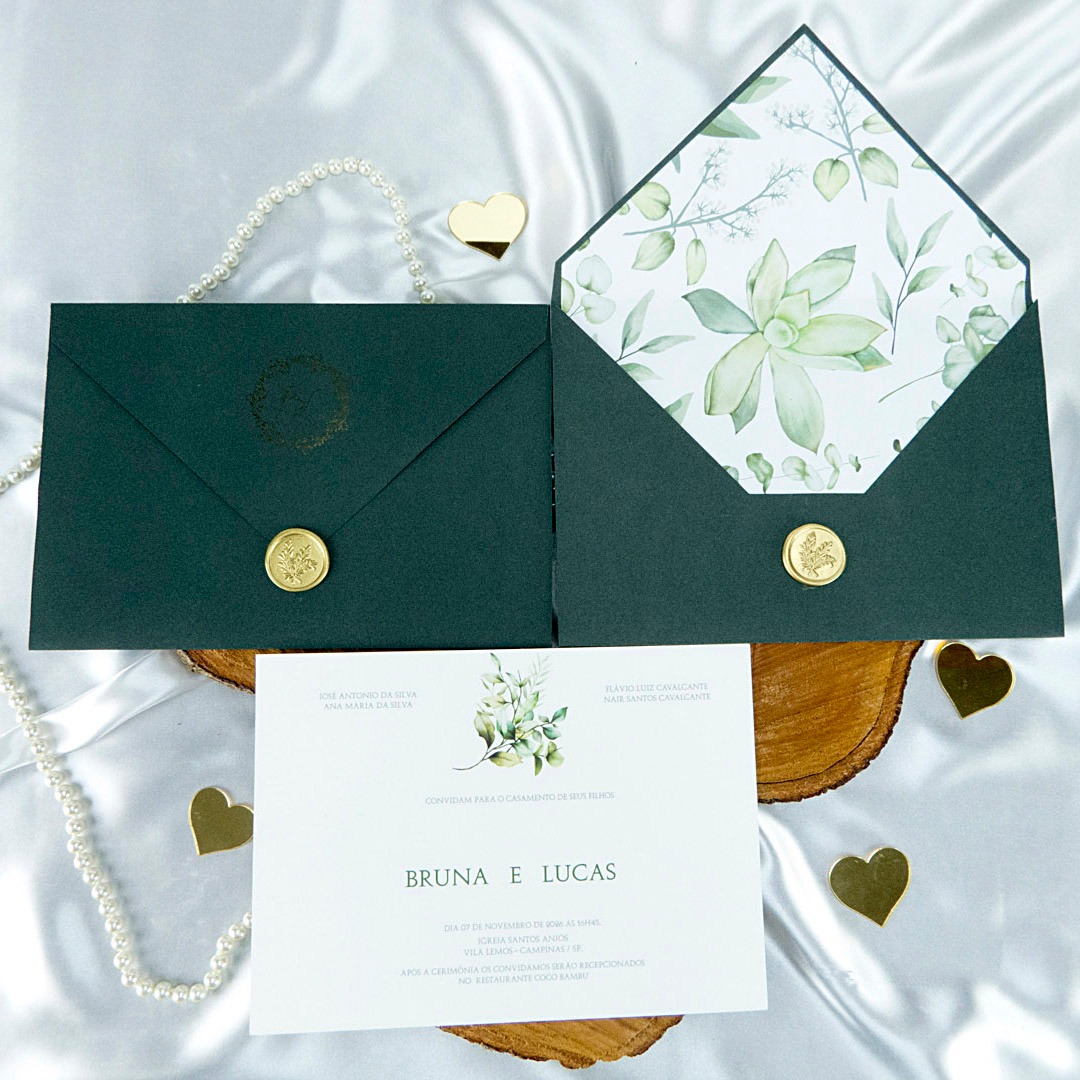 Convite de casamento, verde escuro com forro no envelope, brasão com as iniciais dos noivos em foil dourado e lacre de cera. Orçamento pelo WhatsApp (19) 99808-5644. #noivado #convitedecasamento