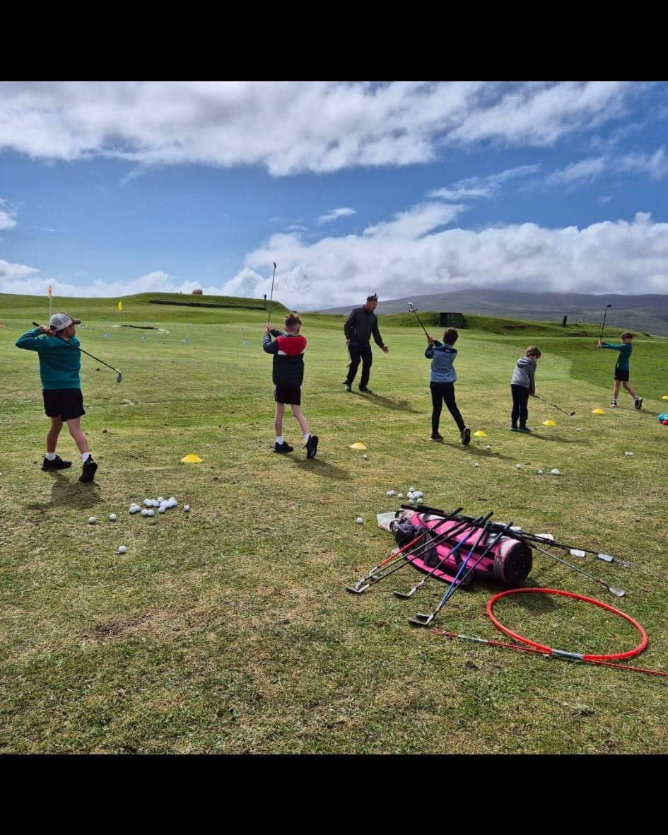๐จ Junior Camp Update ๐โโ๏ธ๐โโ๏ธโณ๏ธ
This week's lesson with Todd for our Juniors included practicing their chipping and pitching.
They next moved on to their drivers.
Todd's tip..
'Comb the grass and sweep the tee....'
'Straight is great. '