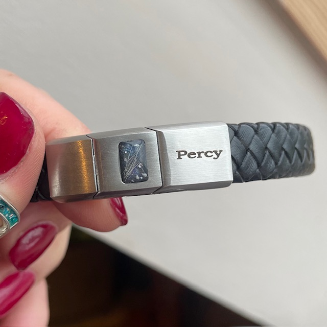 These stainless steel and leather bracelets are the perfect unisex item, available in a range of sizes and with either a rectangular recess (shown) or a heart or pawprint shaped one and as you can see engraving is available on them too. This item was made with the hair of Percy the dog who passed over the rainbow bridge. 🐾💙 Interested? Drop me a line or pop over to the website for a browse at www.meadowmemorials.co.uk
#petloss #pethairjewellery #dogloss #engravedjewellery #customjewellery #doghairjewellery #dogashesjewellery #dogashes