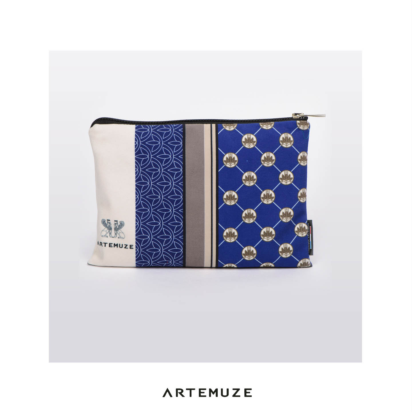 Petite par la taille, grande par l’âme.✨
Chez Artemuze, la pochette velours transporte un héritage culturel et artistique, tout en restant élégante et utile.
Chaque motif prend racine dans un passé riche :
– un emblème maya gravé sur la stèle de Copán au Honduras
– l’élégance d’un collier pharaonique du chancelier Mekutra
– ou encore une enluminure médiévale celtique, symbole de raffinement et de spiritualité
Avec son format pratique (24×18 cm), elle se glisse partout : dans un sac, une trousse beauté ou un étui pour accessoires du quotidien.
🧵 Fabriquée avec soin en Alsace, chaque pièce en velours premium à impression haute définition offre durabilité, douceur et caractère.
Confection artisanale Made in France, zippée métal et doublure intérieure : un concentré de savoir-faire et de sens dans un format pratique.
Faites défiler pour découvrir la précision des motifs et l’esprit culturel et artistique de chaque modèle.
🔗 Retrouvez la collection complète via le lien en bio.
#pochettes #pochettevelours #Artemuze #madeinfrance #confectionartisanale #créationsculturelles #artettextile #savoirfairefrançais #créateursfrançais #créationsartistiques