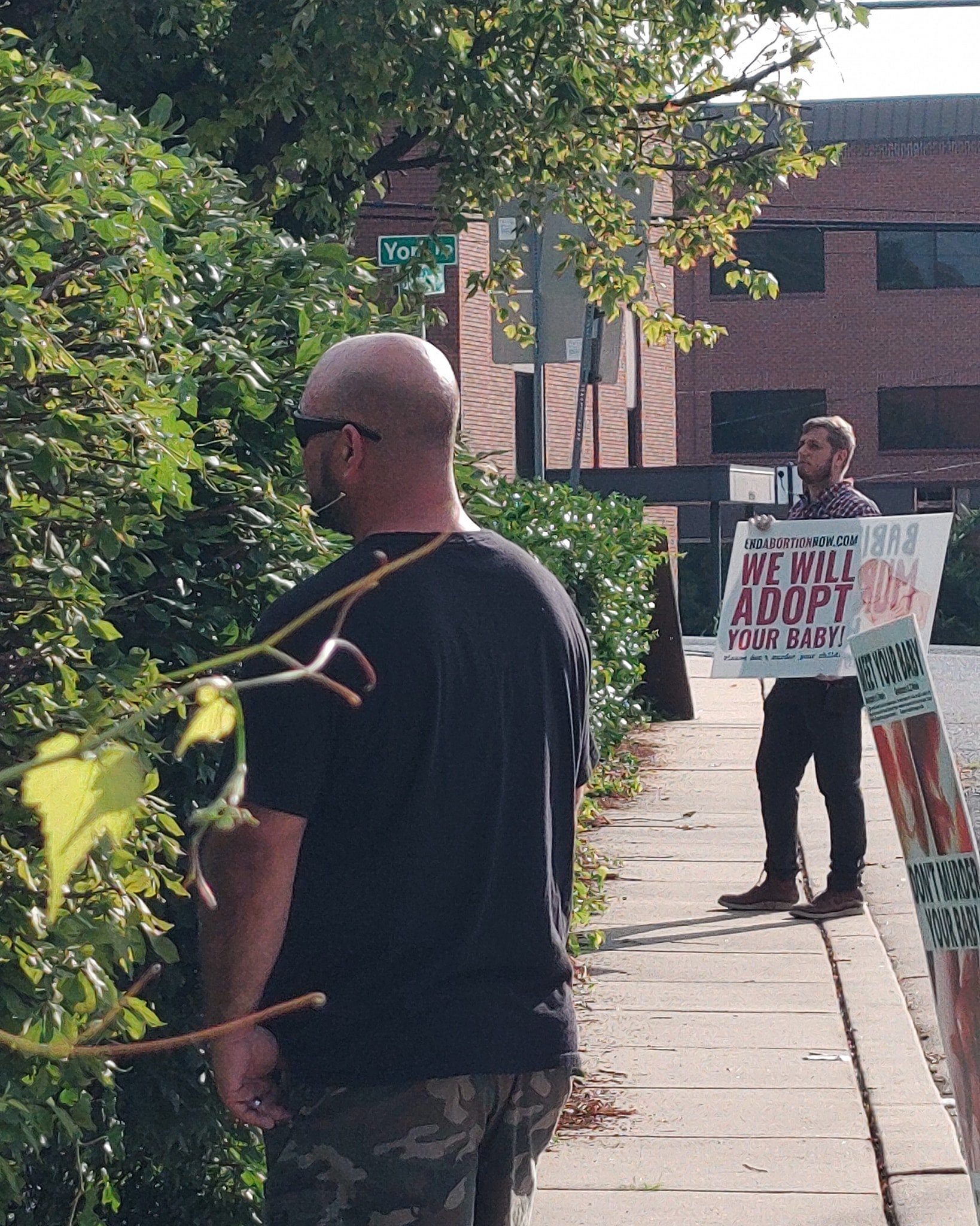 Today at the abortion clinic in Towson Maryland a hispanic couple showed up at the Femi-Care Surgery Center where they do abortions up to 23 weeks. They came to the door of the clinic and we began to speak in Spanish to them as it was obvious that that was there native language. They went back to their car and drove it back to the front of the clinic and sat there. We began to proclaim the truth about abortion and the gospel in Spanish and moments later they pulled out and drove to the other side of the clinic. We then continued to proclaim the gospel on the other side and they decided to not murder their baby. Praise God God save the baby today.
Hoy, en la clínica de abortos de Towson, Maryland, una pareja hispana se presentó en el Centro Quirúrgico Femi-Care, donde realizan abortos de hasta 23 semanas. Llegaron a la puerta de la clínica y comenzamos a hablarles en español, pues era evidente que era su lengua materna. Regresaron a su auto, lo condujeron hasta la entrada de la clínica y se sentaron allí. Comenzamos a proclamar la verdad sobre el aborto y el evangelio en español, y momentos después, salieron y condujeron hasta el otro lado de la clínica. Luego continuamos proclamando el evangelio al otro lado, y decidieron no asesinar a su bebé. Alabado sea Dios, Dios salve al bebé hoy.