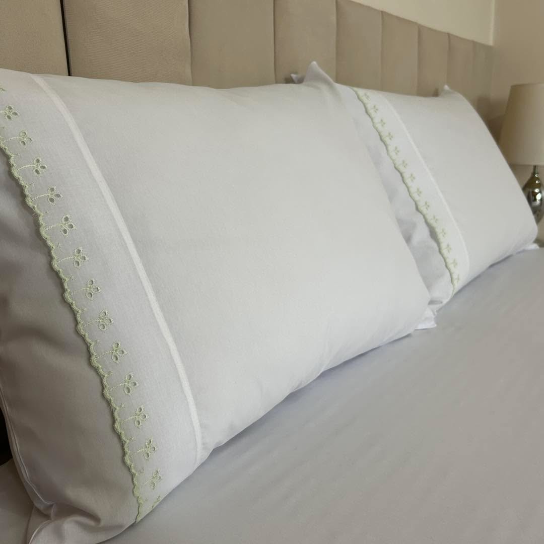 Jogo de lençol em percal 200 fios com detalhe em bordado inglês 🌿
Disponível em 3 ou 4 peças
Garanta já o seu com seu consultor Franciani
#inverno2025 #camacompleta #jogodelençol #decoração