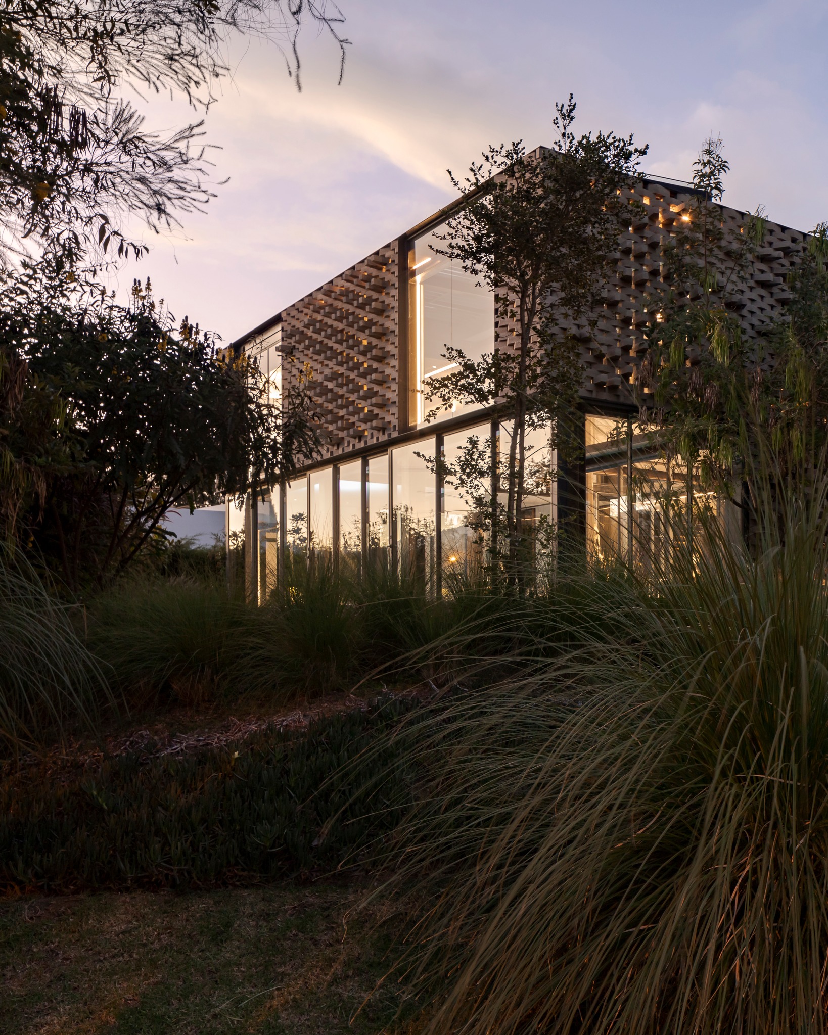 By rethinking how materials shape the limits of space, we open boundaries visually, physically, and climatically.
Brick lattices, large wall windows, and fluid transitions between rooms create spaces that breathe, adapt, and connect directly with nature.
-
Al repensar cómo los materiales definen los límites del espacio, abrimos fronteras: visuales, físicas y climáticas.
Bloques, grandes ventanales y transiciones fluidas entre ambientes generan espacios que respiran, se adaptan y se conectan con la naturaleza.