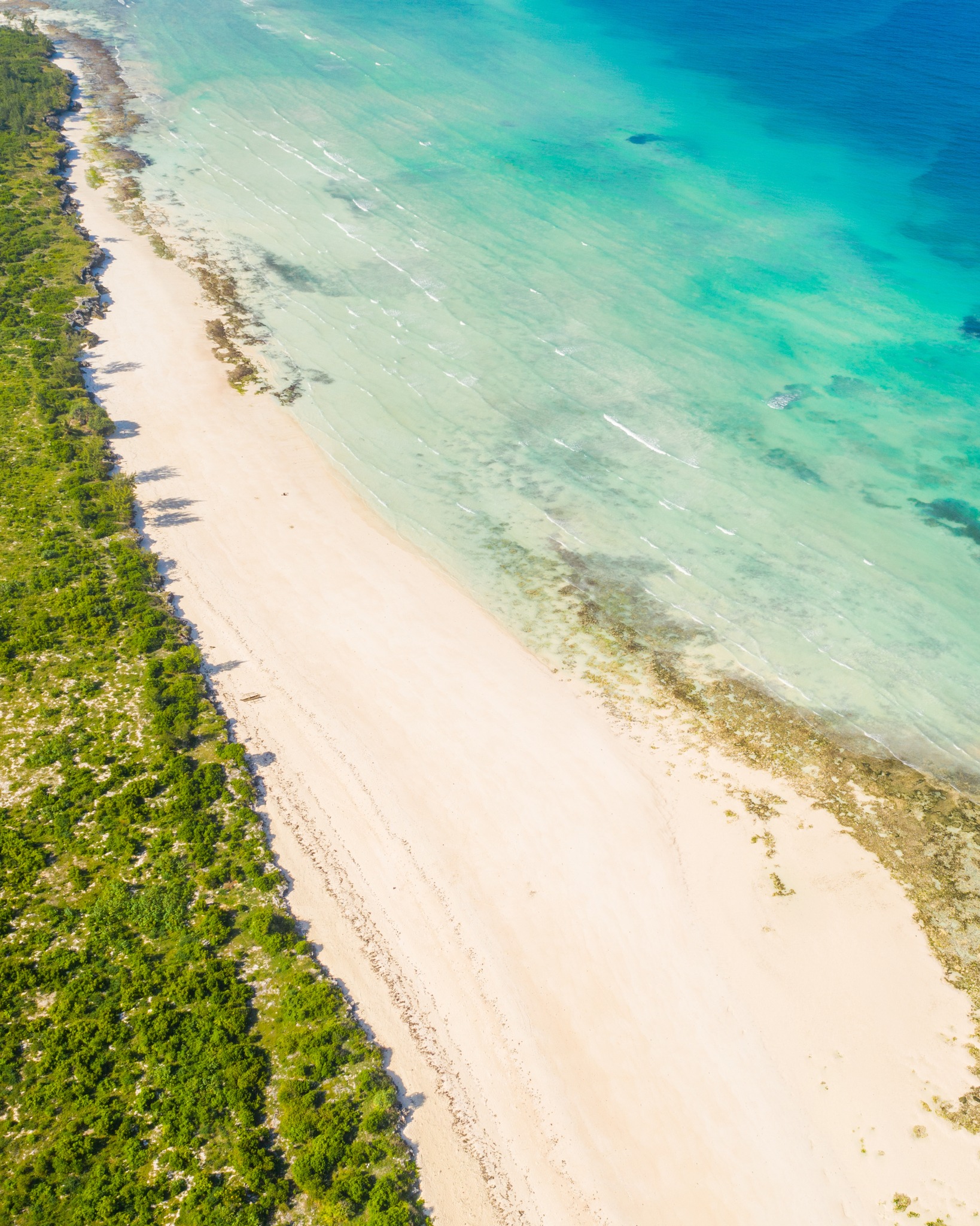 🏝️ From above, the coastline tells the story. We shape spaces that respect nature, lifestyle, and timeless beauty.