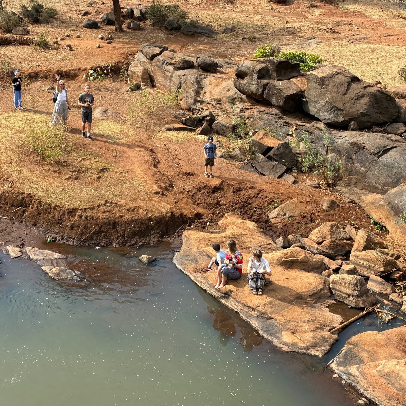 Our recent Kenya visit.... down by the river - a favourite spot! Always most humbling when precious gifts are presented by those we are assisting - a chicken from a uni student we are sponsoring and a bag of green grams from his mum. π
#hopethrougheducation #childsponsorship #poverty #kenya #kajuki #education #africa #water