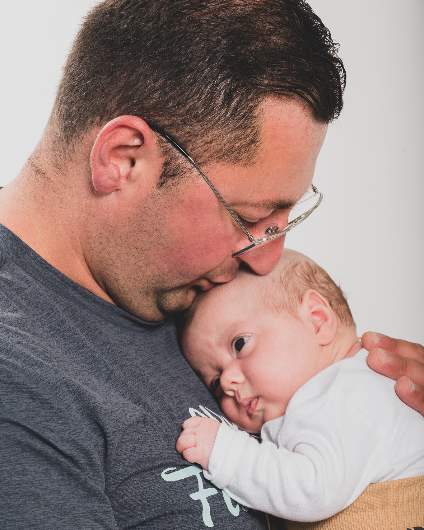 Zo klein, zo veilig, zo dichtbij. ❤️
De band tussen vader en kind gevangen in één beeld.
Dit zijn de momenten die je voor altijd wilt bewaren.
#vaderenkind #newbornshoot #vaderliefde #pictureyourself