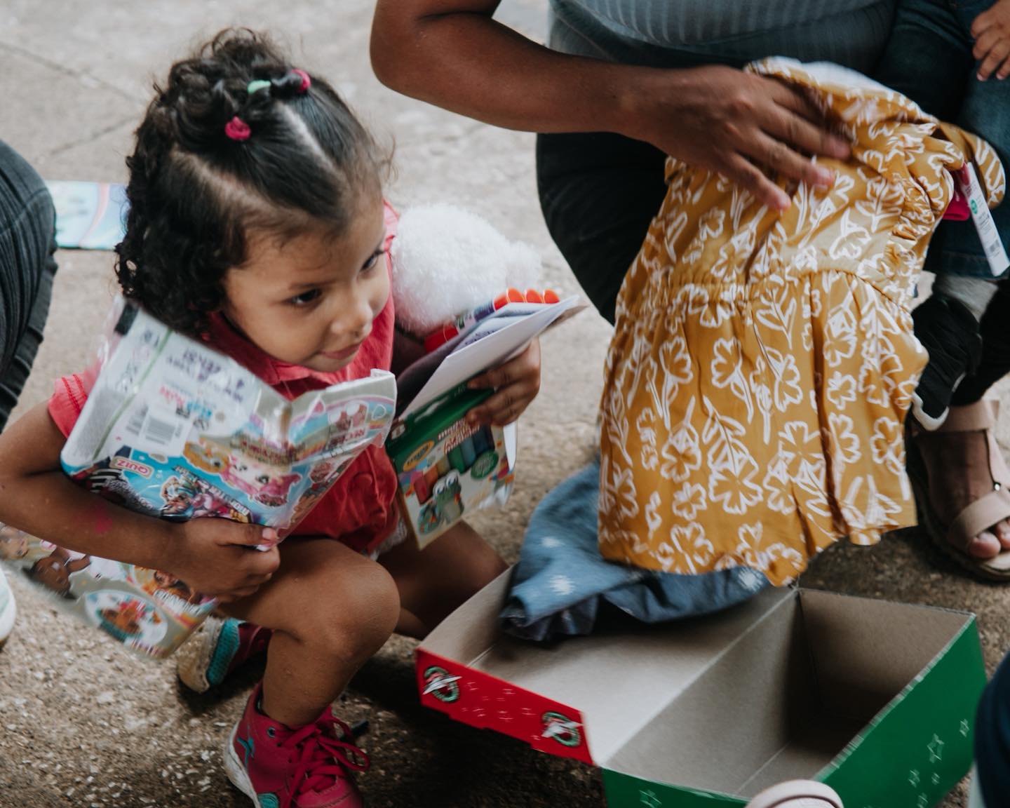 DAY 7 RECAP // Through the Eyes of Freda: Yesterday, the church got a facelift. Iglesia Cristiana Fuente de Vida was the church we attended on Sunday. We had an opportunity to paint the outer walls of the church (Sunday School building and main sanctuary). Even though it was a very hot and long day, it was wonderful to serve alongside the people we had volunteered with during the Hope on Wheels days. We had become like a family.
—
This afternoon, we did Operation Christmas Child shoebox distribution at an outdoor community centre. There were 40 children from the ages of 1 - 12 from Iglesia Beraca’s children’s ministry. After we played some activities with the children (soccer, frisbee, face painting and balloon art), they heard the gospel message of Jesus’s love for them and were given The Greatest Gift booklet. Then they each received their own shoeboxes. On the count of 3, they opened their shoeboxes and were so joyous with smiling faces to see their free gifts inside. I’m grateful we got to be a part of sharing the love of Jesus with these children.
—
Dios lo bendiga!
_________________
#humanitarian #humanitarianaid #missions #poverty #givehope #unreached #relief #aid #costarica #centralamerica #socialcause #handofhope #impoverished #voluntourism #missionstrip #volunteer #volunteerabroad #thehopeproject