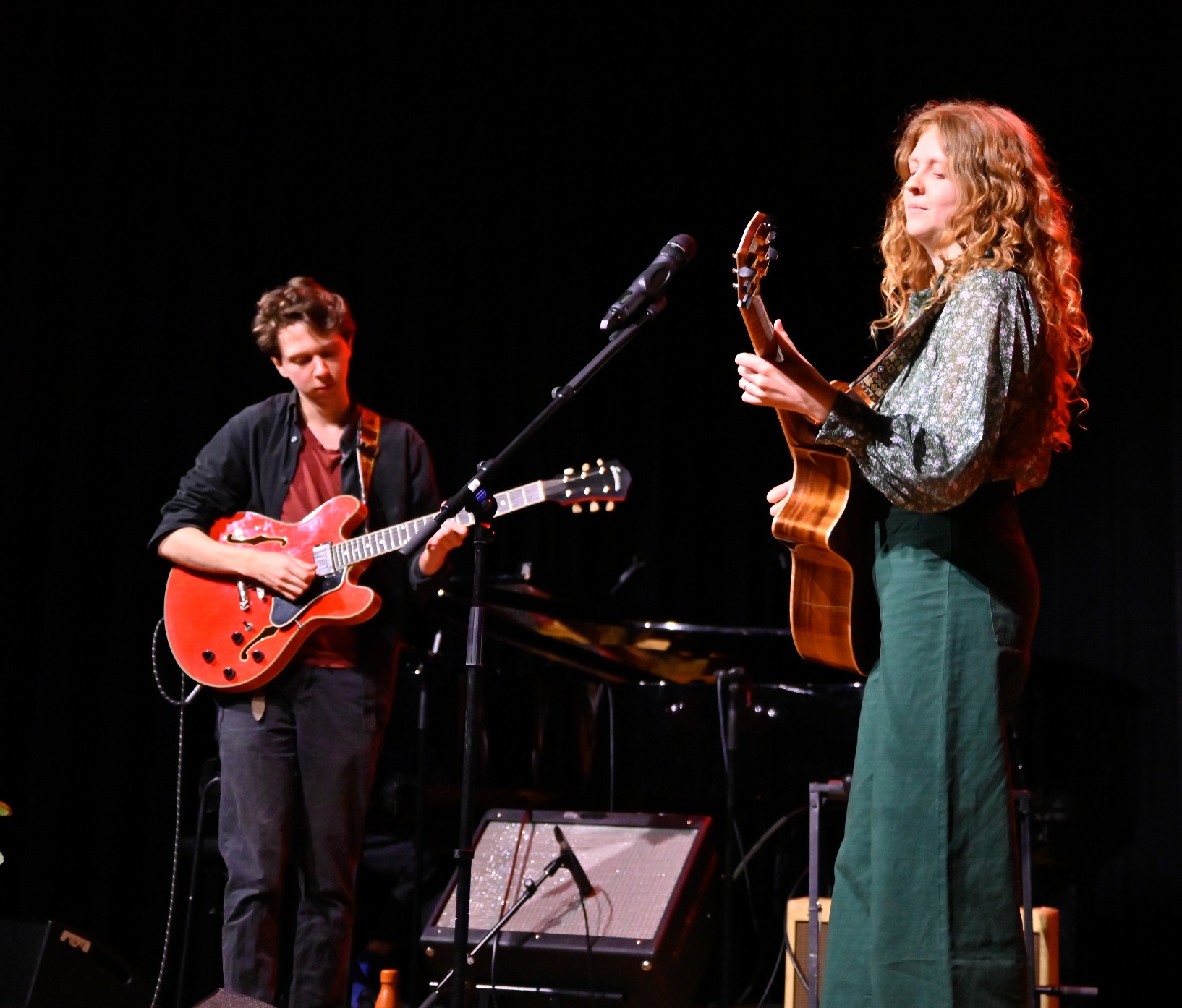 Zondag 31 augustus Jazzy lunch ( tussen 13 en 15:00uur) met live muziek van muzikaal Duo Salle Zijlstra & Madelief van Straaten.
Salle en Madelief (beiden afgestudeerd aan het Conservatorium van Utrecht) laten hun muziek klinken over het terras van Brasserie Oud Zuilen.
In een akoestische setting spelen ze een divers repetoire: klassiekers zoals Say a Little Prayer en Dream a Little Dream of Me, maar ook nieuwere nummers van moderne artiesten zoals Laufey en Olivia Dean. De nummers krijgen een eigen, persoonlijke twist, met de heldere stem van Madelief en subtiele gitaarlijnen van Salle, afgewisseld met sfeervolle solo’s.
Reserveer uw tafel via onze website, telefonisch kan natuurlijk ook (0346554533)
A bientôt a Brasserie Oud Zuilen.