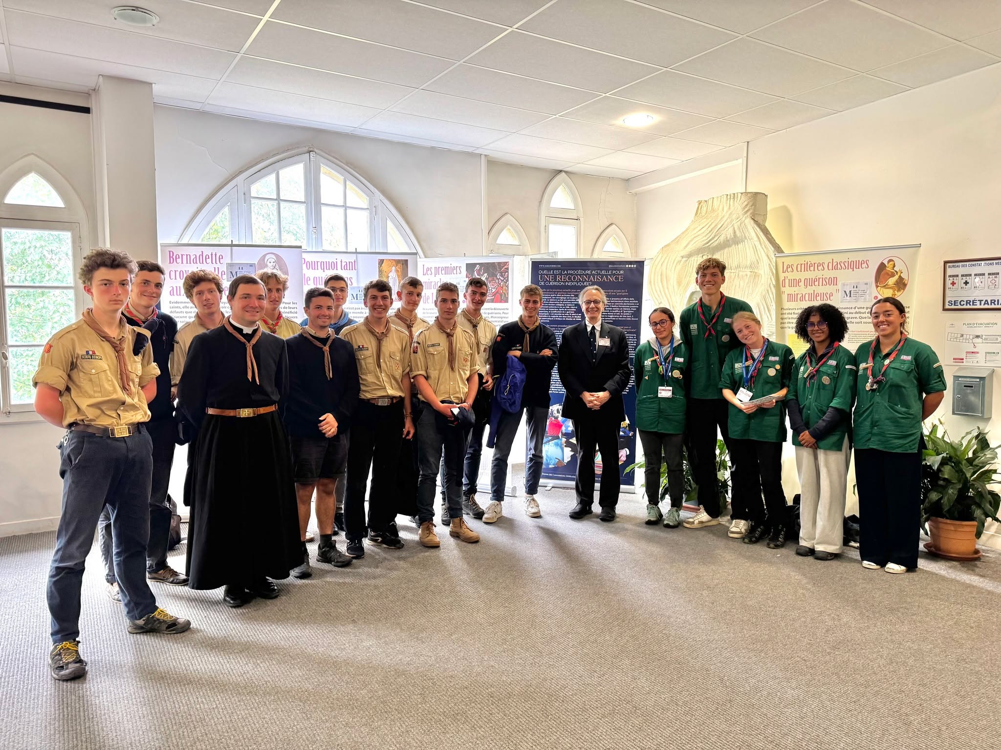 Les scouts des Clans St Martin Lectoure (32) & Compagnons Irigny (69) ont enflammé @sanctuairedelourdes de leur curiosité aujourd’hui ! 🏞️ Dr de Franciscis leur a raconté récits de résilience, d’espoir et de foi qui vibrent au-delà de notre Sanctuaire.🌟 @scouts_europe_fr @scoutsetguidesdefrance @scouts_unitaires_de_france @micheldaubanes
#miraclesdelourdes
Sanctuaire Notre-Dame de Lourdes
SGDF
