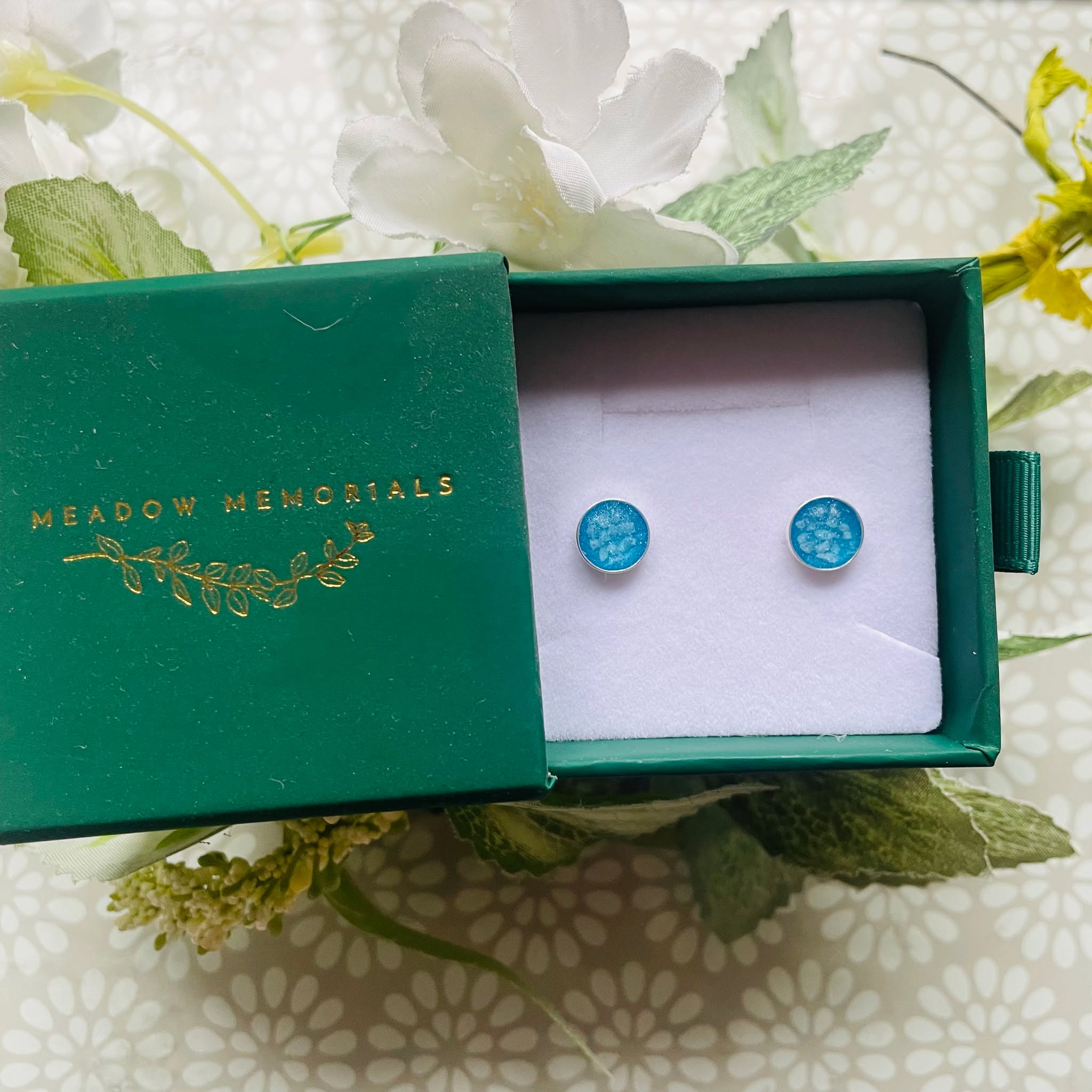 Did you know I do a range of stud earrings? These ones are 8mm across and a lovely discreet way to keep your loved one with you. Whatever you are doing this weekend I hope you can find some time for rest and relaxation. Link for these earrings in bio