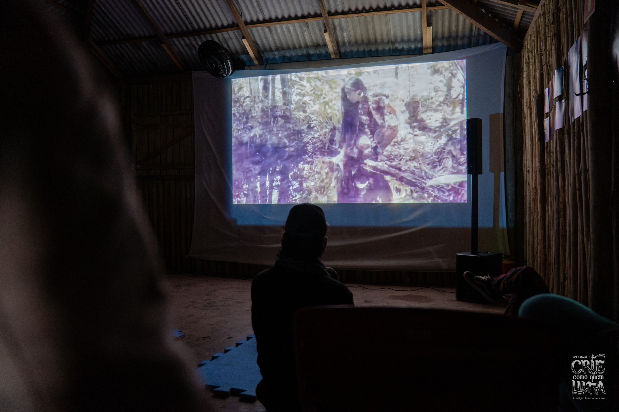 Durante a programação do CRIE como quem LUTA em Peruíbe, exibimos o documentário “Trajetórias da Ecosol Peruíbe”, uma obra que celebra a coletividade, a oralidade e a força de quem constrói, todos os dias, uma forma de viver e produzir mais justa e solidária.
💚 Entre memórias, práticas agroecológicas e lutas por sustentabilidade, o filme ecoa vozes inspiradoras como a de Valdirene Correia, liderança quilombola e feminista que segue abrindo caminhos para tantas mulheres e comunidades.
Agradecemos a quem esteve presente nesse momento de partilha e celebração!
📸 Registros por @fernandaferreirafotos