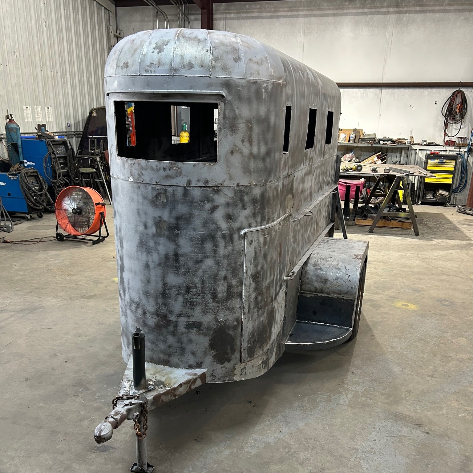 Comment below your guess for what color she's going to come back with?
———
From worn and weathered to restored and renewed 🐴✨ This 1960 C.C. horse trailer is all set for paint. Next stop, fresh color and a whole new chapter!
#trailerrestoration #darkhorsemetalworks #supportyourlocalwelder