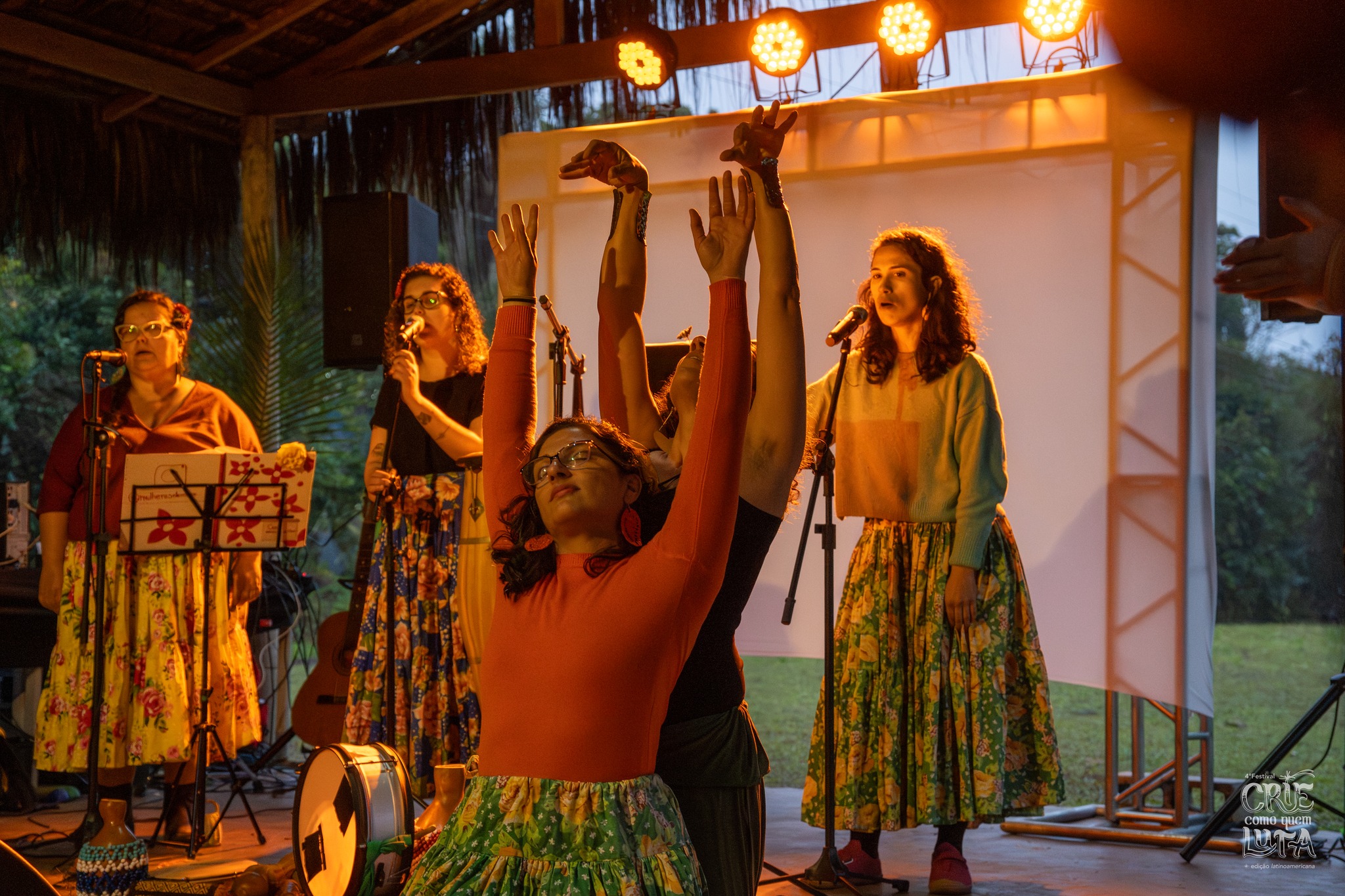 O Mulheres de Maré trouxe toda sua força poética, feminista e coletiva para o 4º Festival CRIE como quem LUTA 🌊 Entre arranjos, danças e poesias, o grupo emocionou e fez o público mergulhar em uma experiência sensível e potente, mostrando a beleza que nasce quando mulheres se unem para criar.
Com raízes na Cultura Popular Brasileira, somadas a composições autorais e obras de outras artistas mulheres, o coletivo mostrou que arte também é resistência, acolhimento e celebração.
Agradecemos a todas que construíram esse momento inesquecível e a quem esteve presente para vibrar com a gente. Foi incrível!
📸 Registros por @fernandaferreirafotos