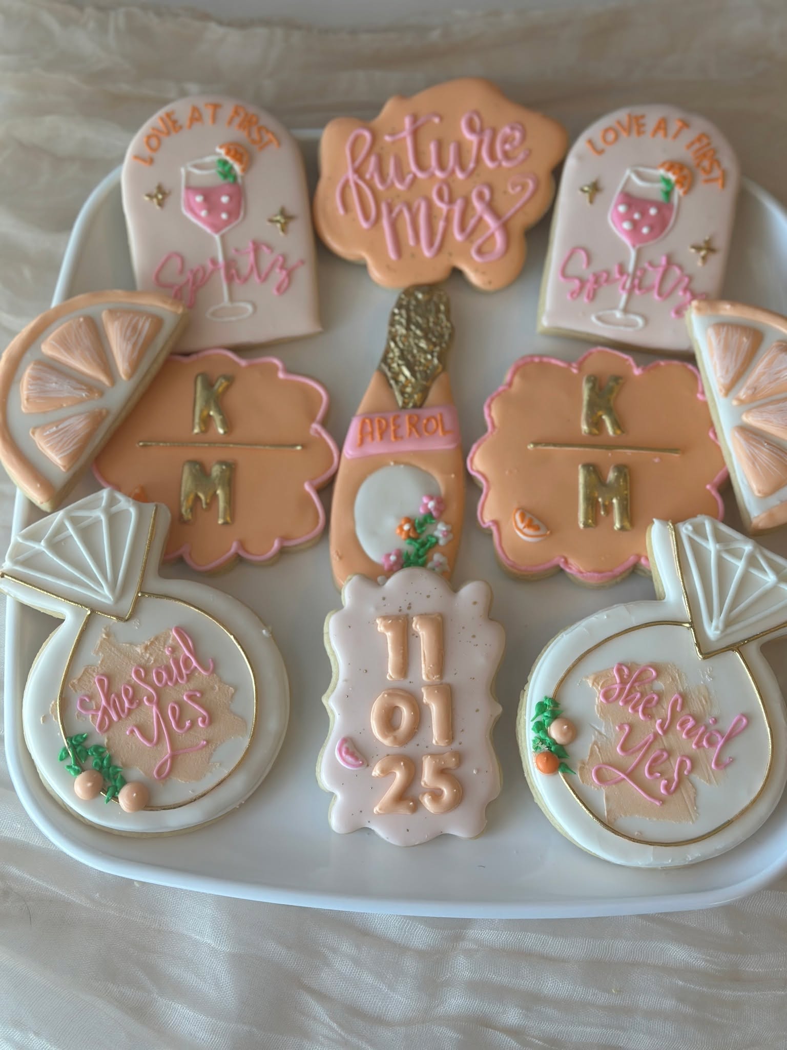 Love at First Spritz...an Aperol Spritz! Congrats to Kayla and Matt!
#phoenixbakery #phoenix #phoenixhomebakery #bakery #customdesserts #cookiesofinstagram #sugarcookies #engagementcookies #shesaidyes #engagement #decoratedcookies #customcookies